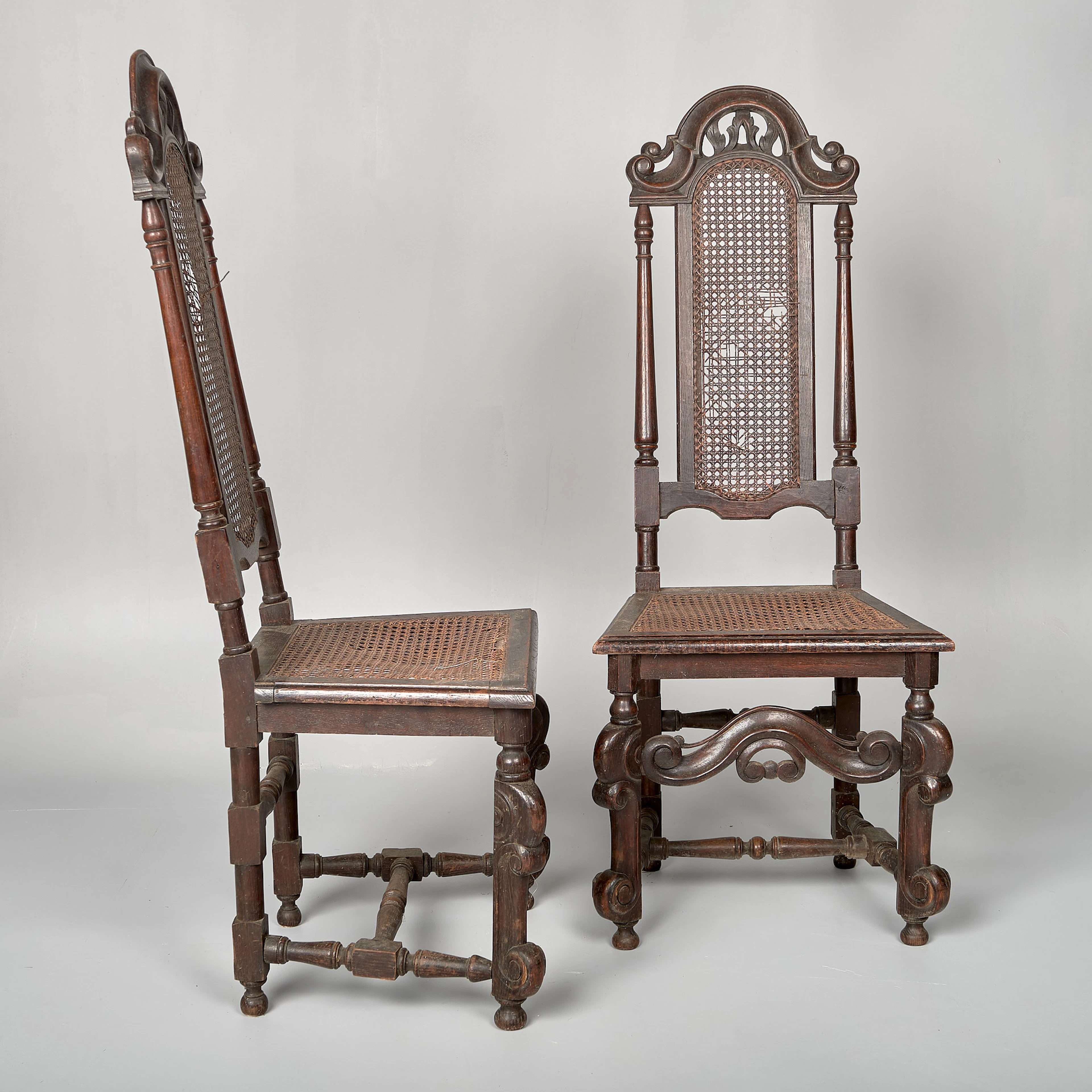1 PAR STOLAR. Valnöt. William & Mary-stil. 1800-tal.