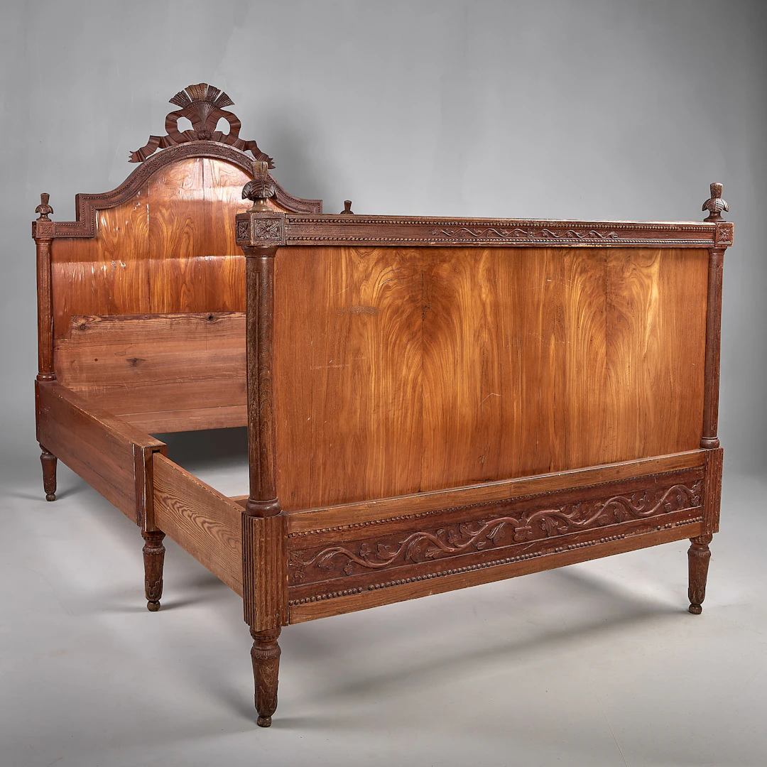 SÄNG. Mahogny och alm. Gustaviansk. Omkring 1800.
