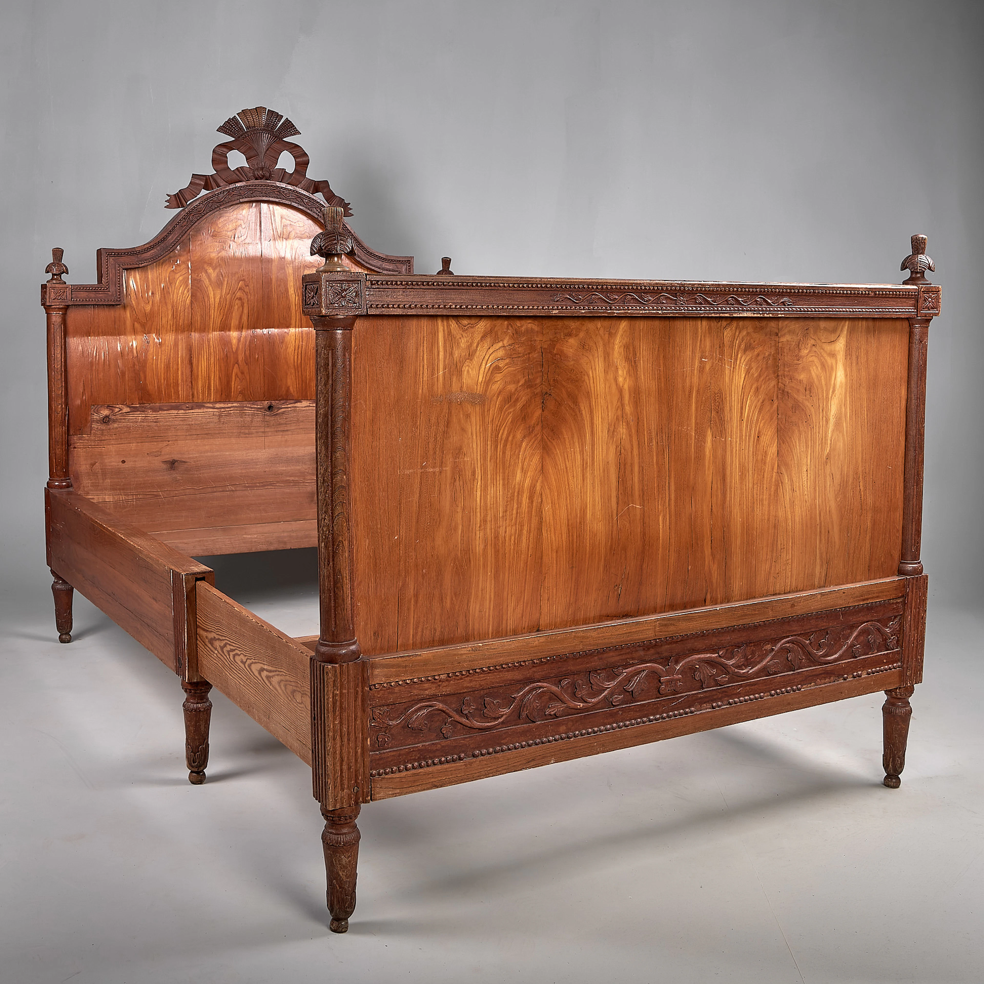 SÄNG. Mahogny och alm. Gustaviansk. Omkring 1800.