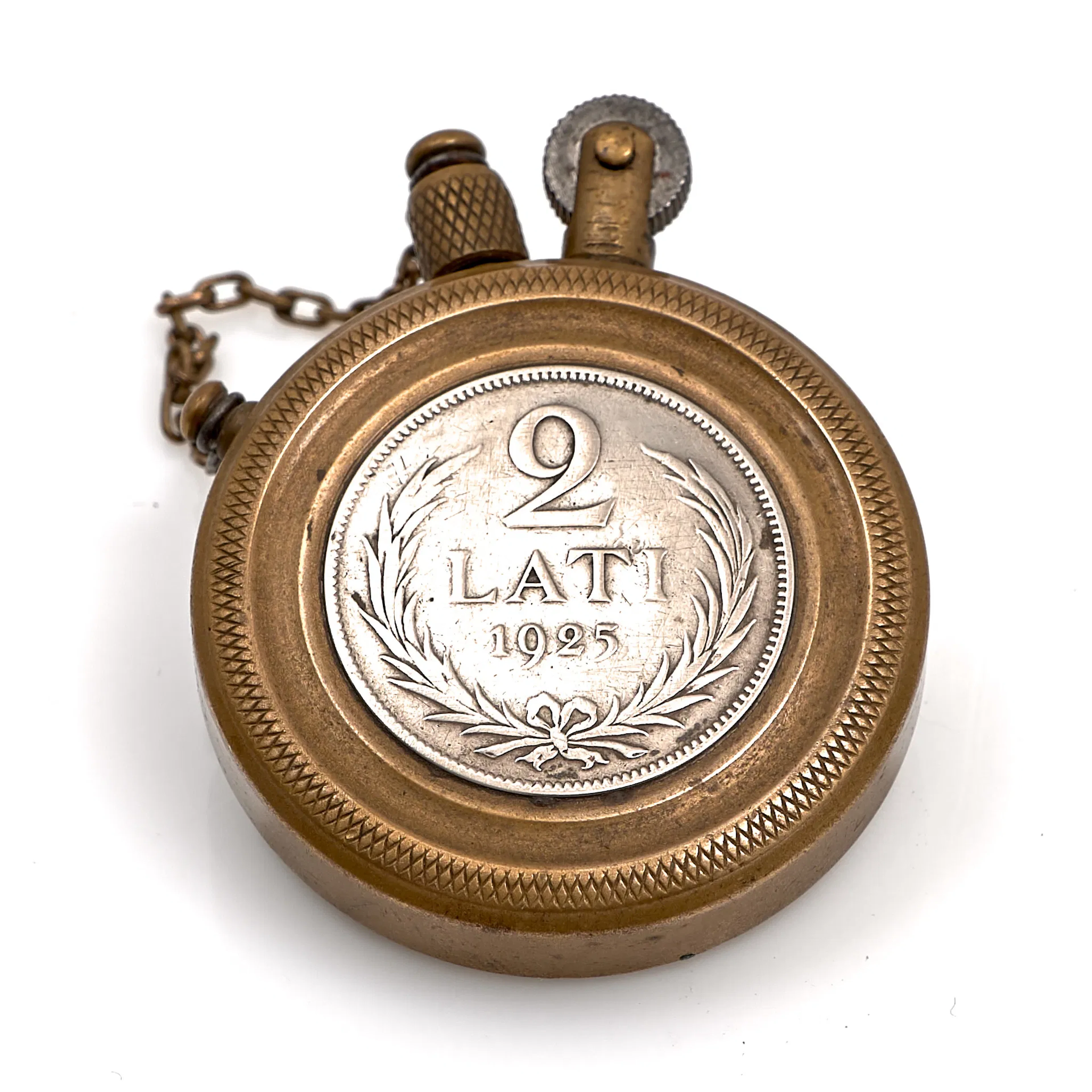 TÄNDARE. Mässing. Lettland. Silver Lati Coin. 1920-40-tal.