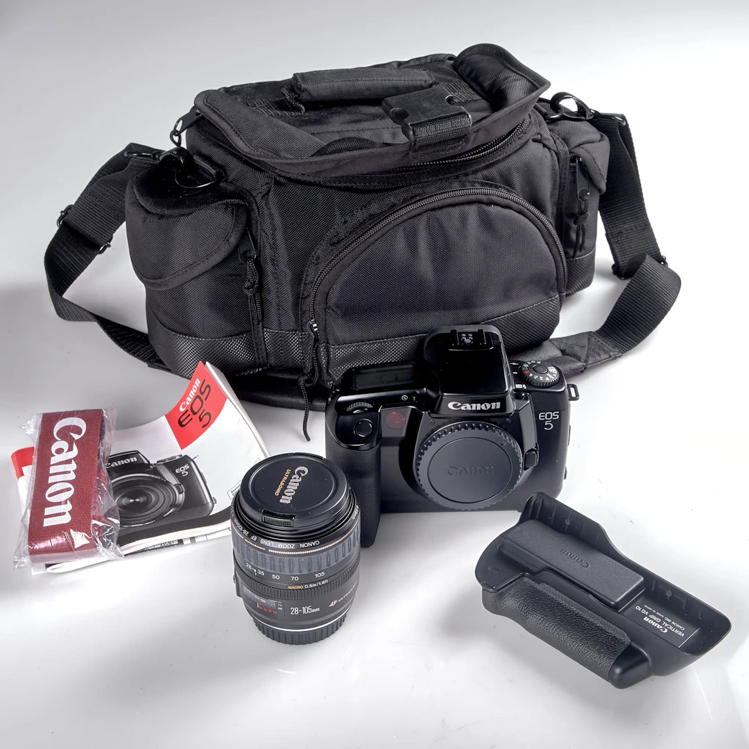 CANON. Kamera EOS 5 serienummer 3502318. Objektiv EF 28-105 mm f/3,5-4,5.