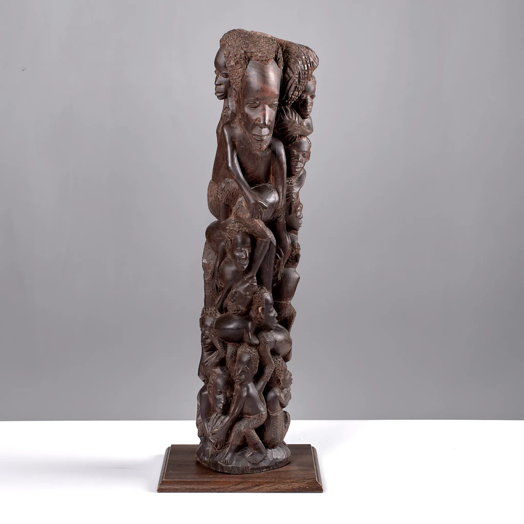 MAKONDE. Livsträd i snidat exotiskt trä. Tanzania. 1900-tal.
