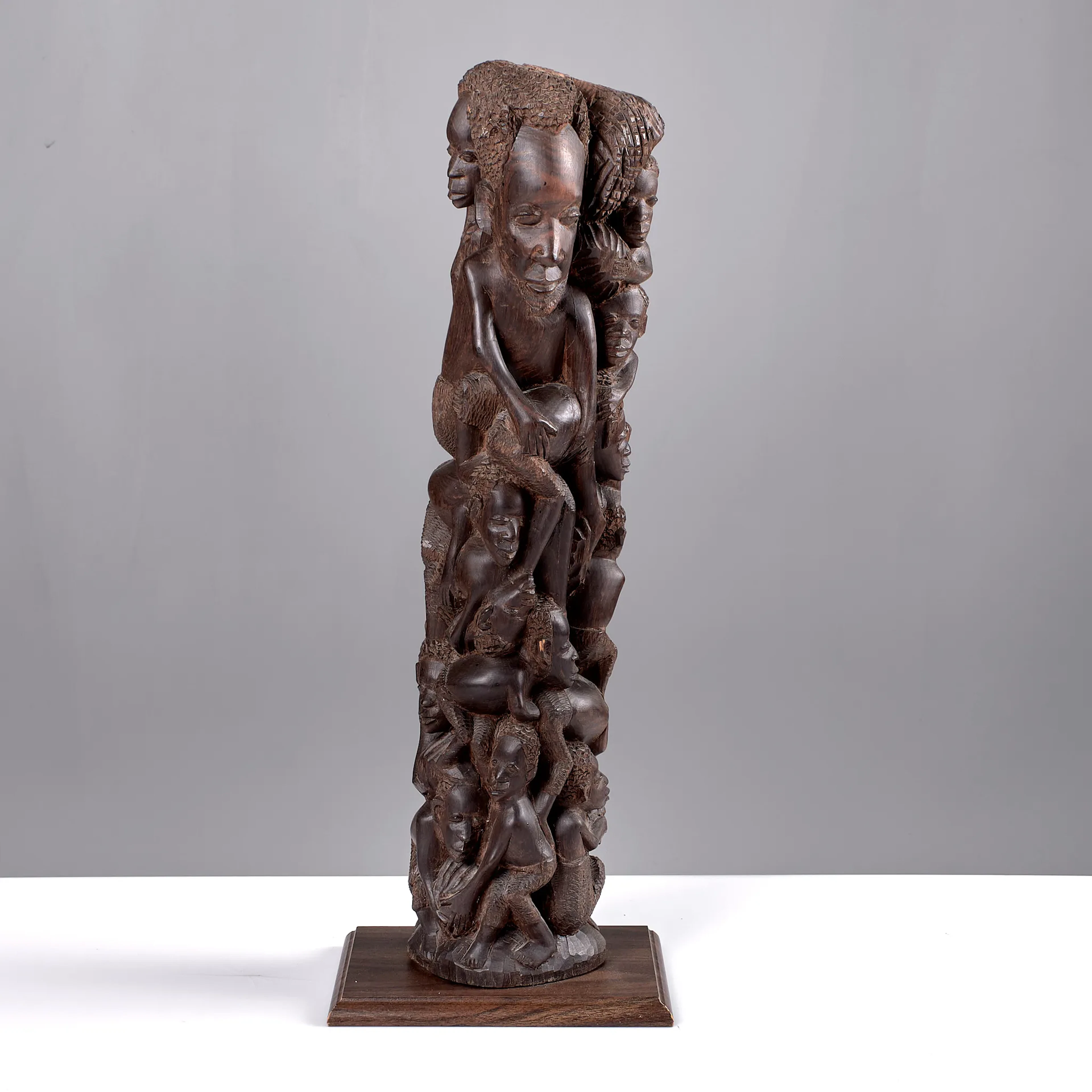 MAKONDE. Livsträd i snidat exotiskt trä. Tanzania. 1900-tal.
