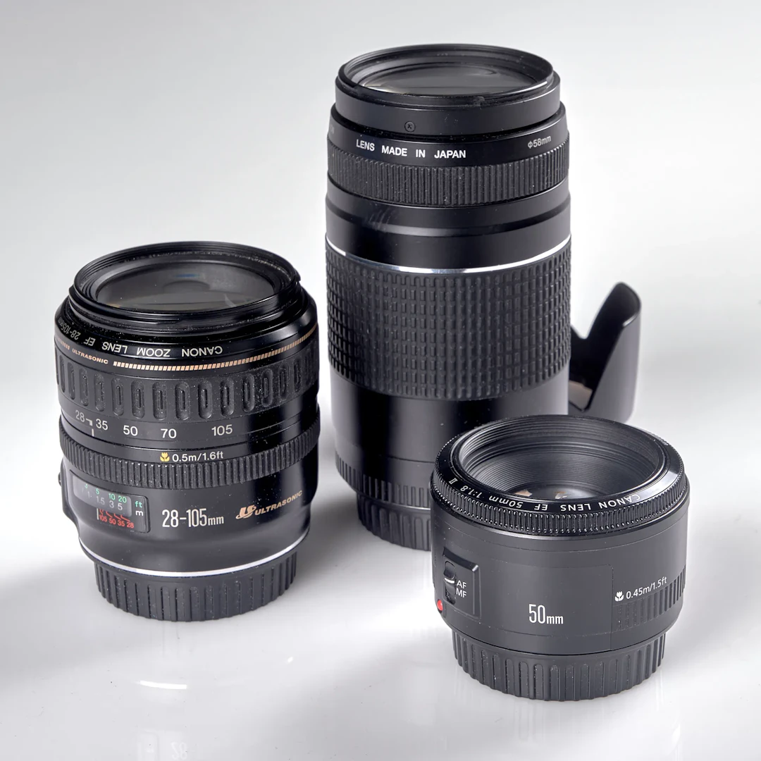 OBJEKTIV. 3 stycken. Canon. EF 50 mm 1-.1,8: II, EF 28-105 mm 1:3,5-4,5