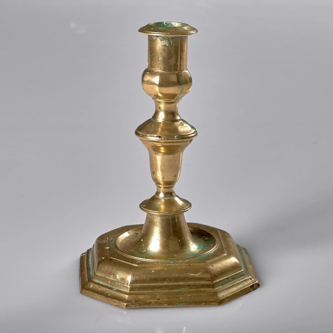LJUSSTAKE. Mässing. Barockstil. Omkring 1900.