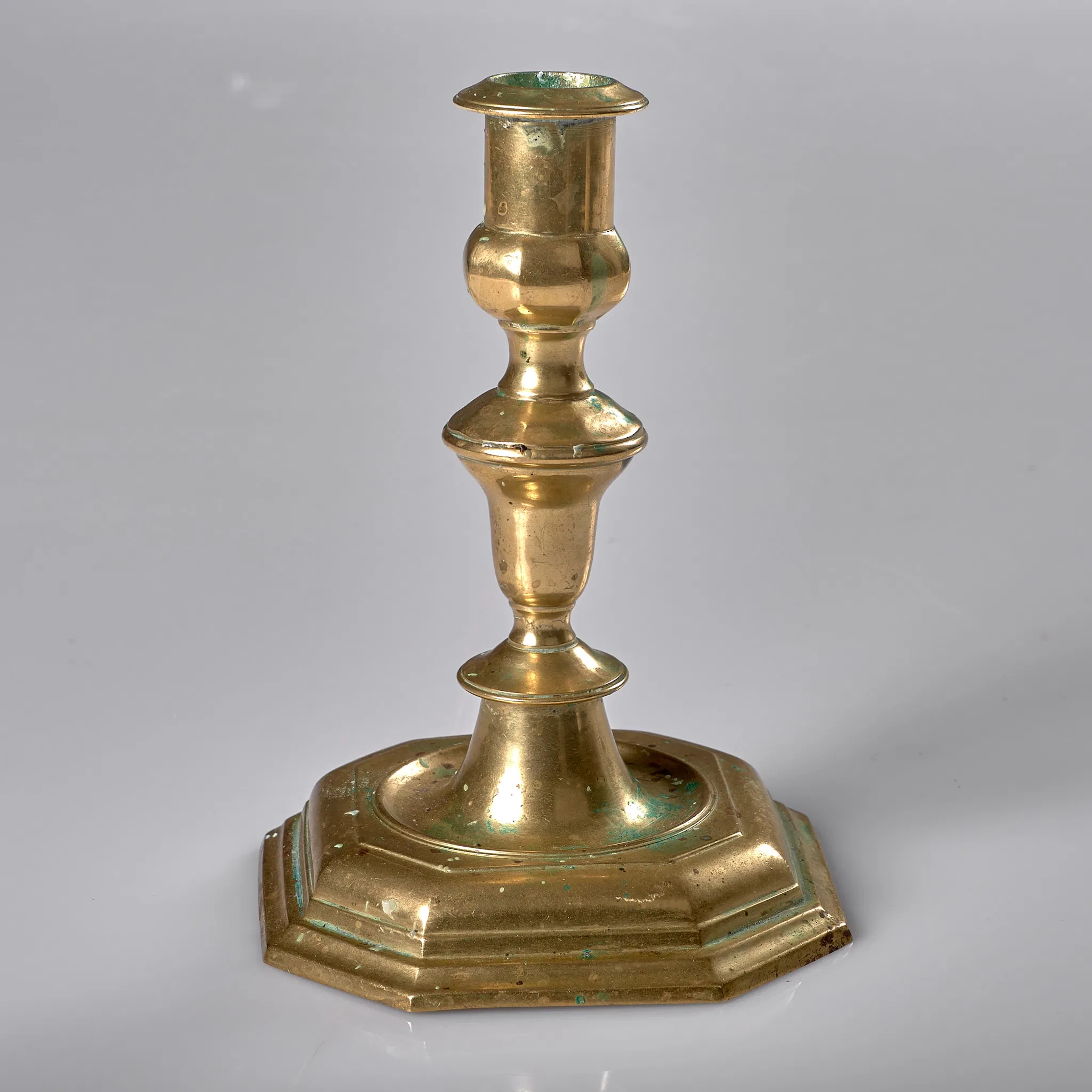 LJUSSTAKE. Mässing. Barockstil. Omkring 1900.
