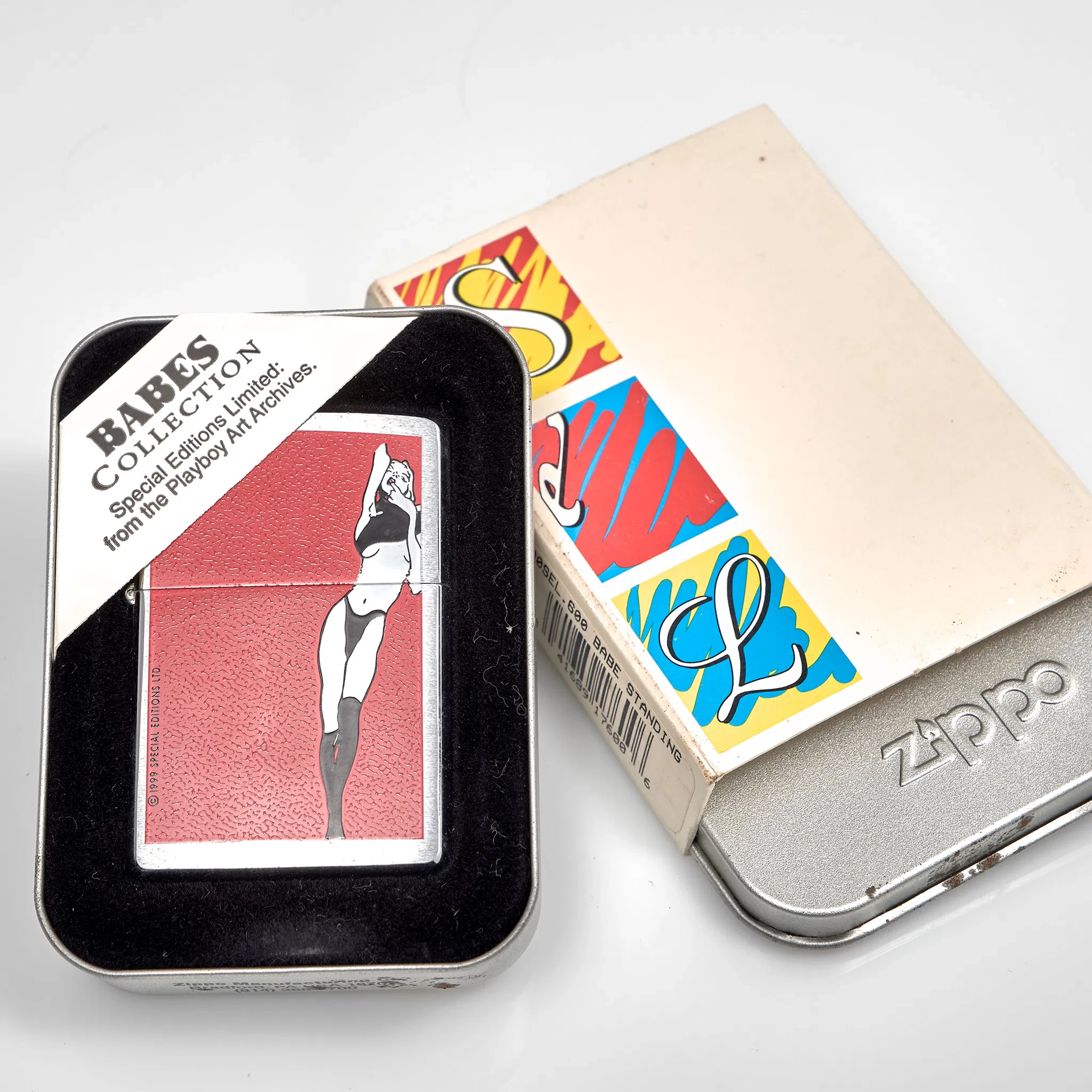 TÄNDARE ZIPPO. Barrett Smythe. Pinup Girl (Surprise Pinup/Red Bathing