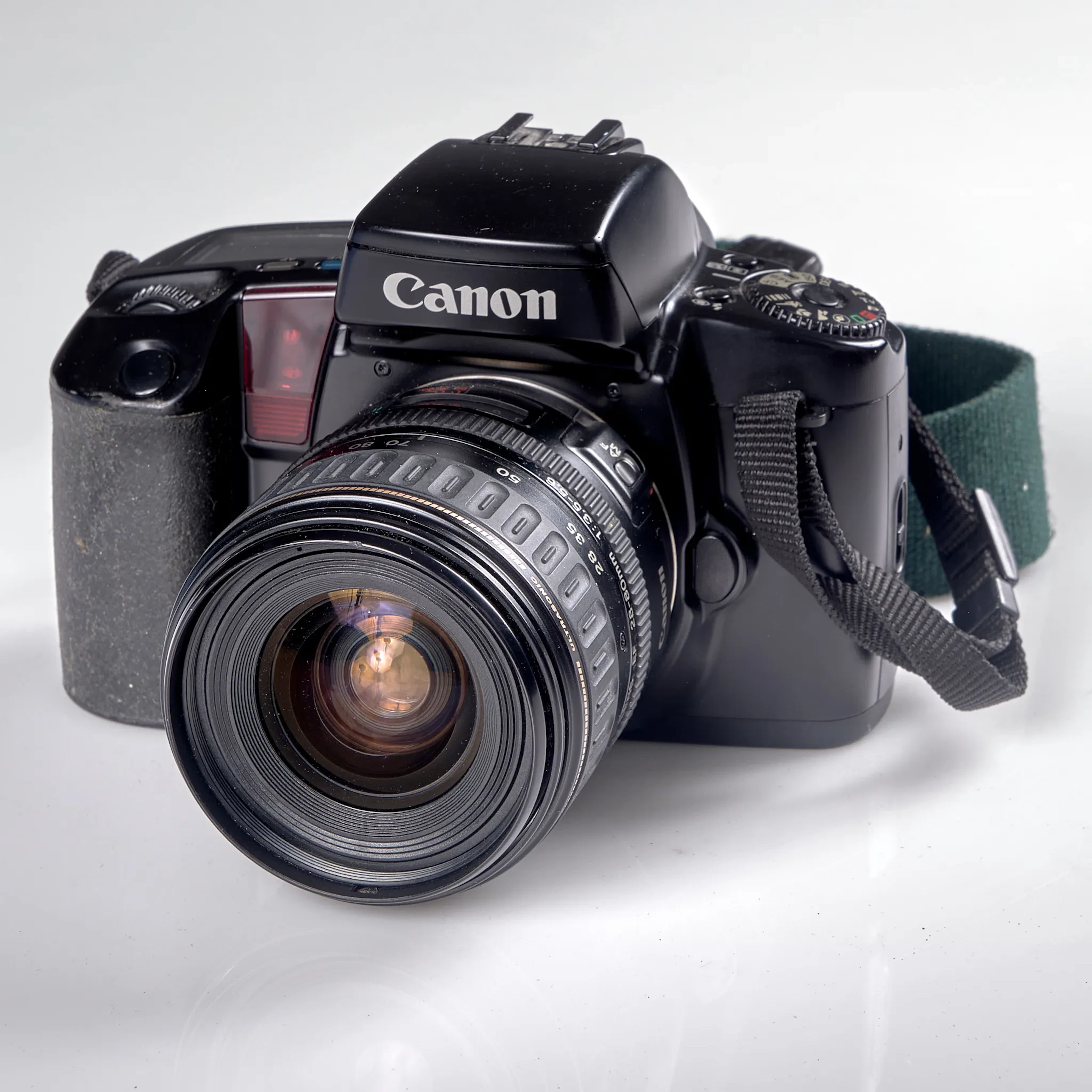 KAMERA. Canon EOS 100. Serienummer 1151764. Objektiv 28-80 mm 1:3,5-5,6.