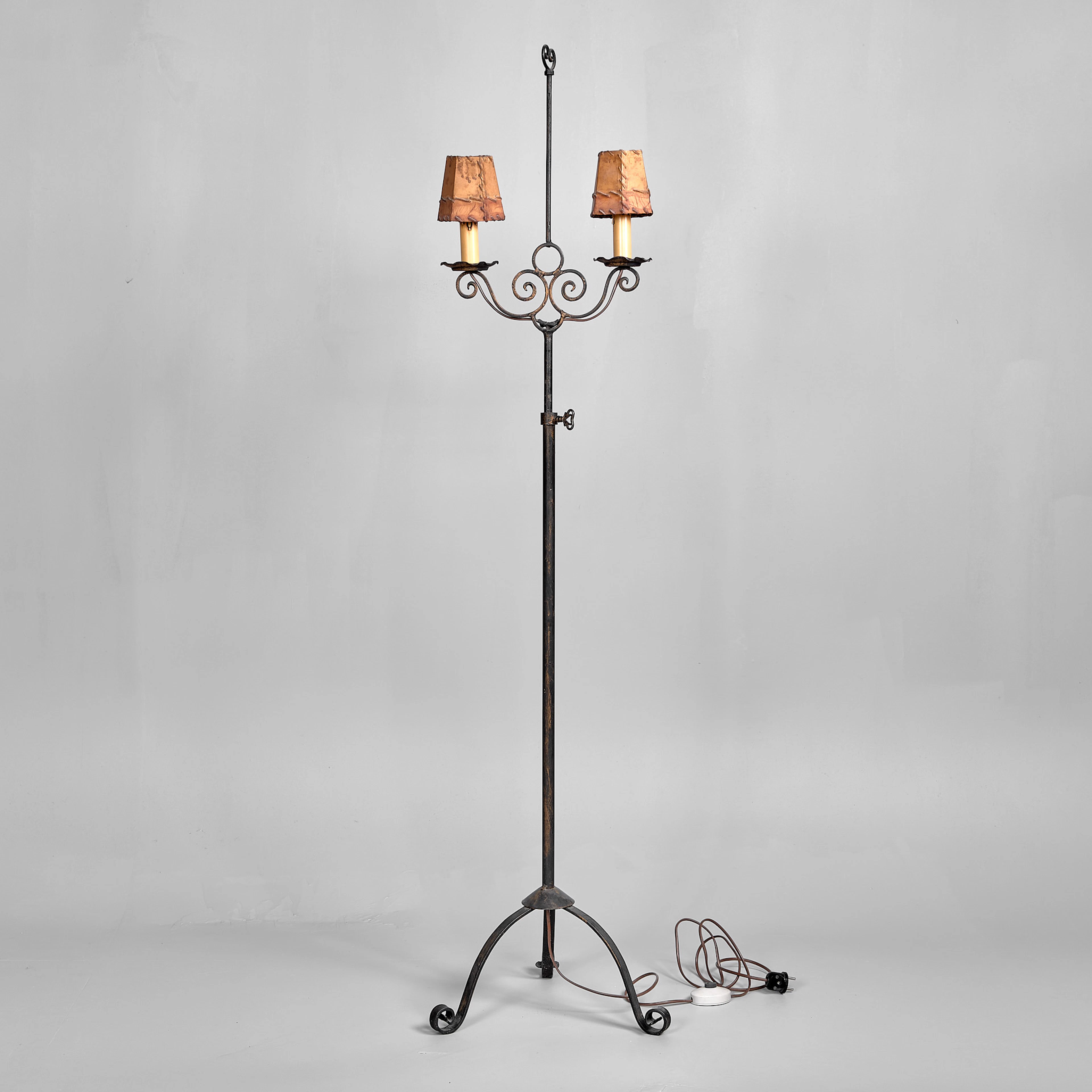 GOLVLAMPA. Smide. Omkring 1900.