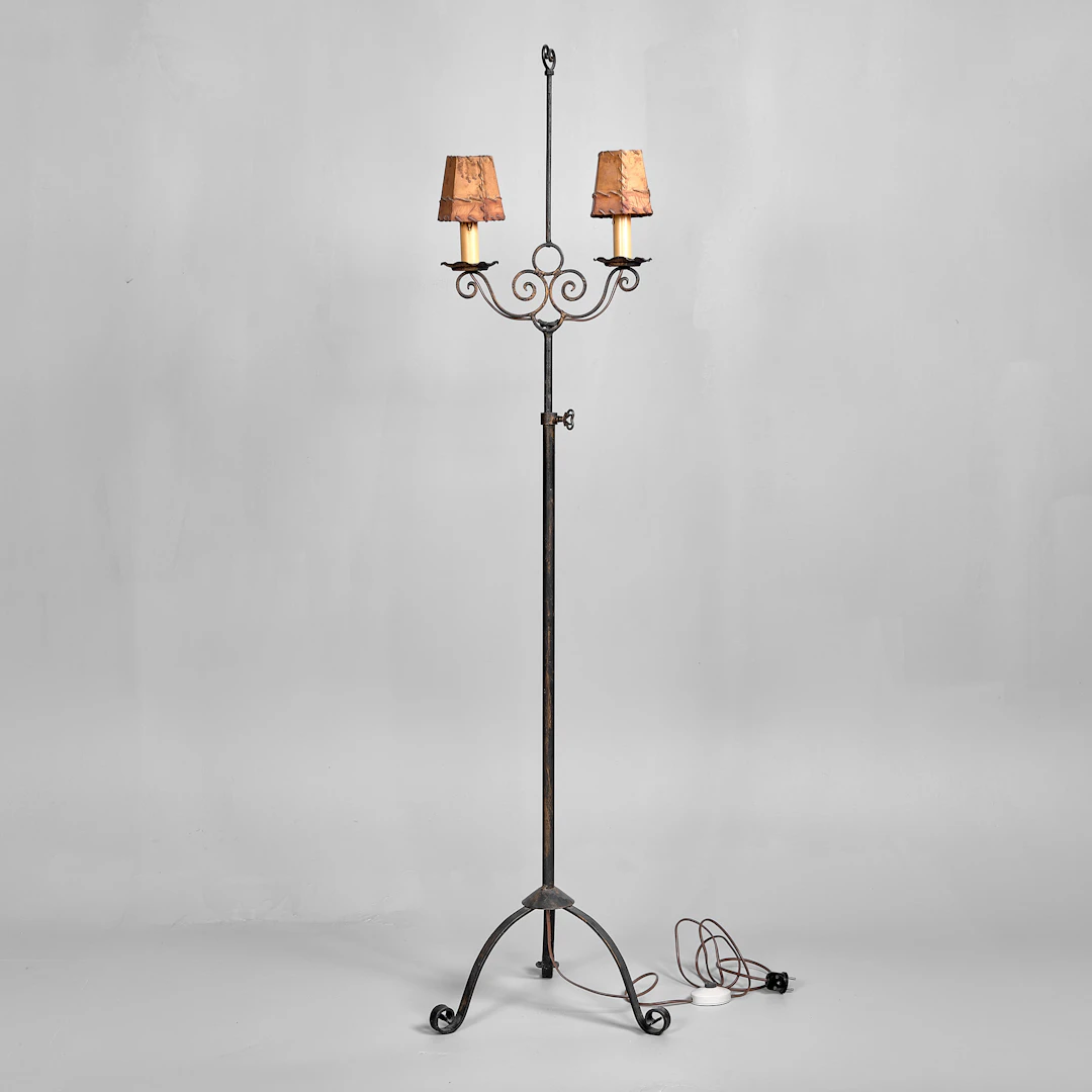 GOLVLAMPA. Smide. Omkring 1900.