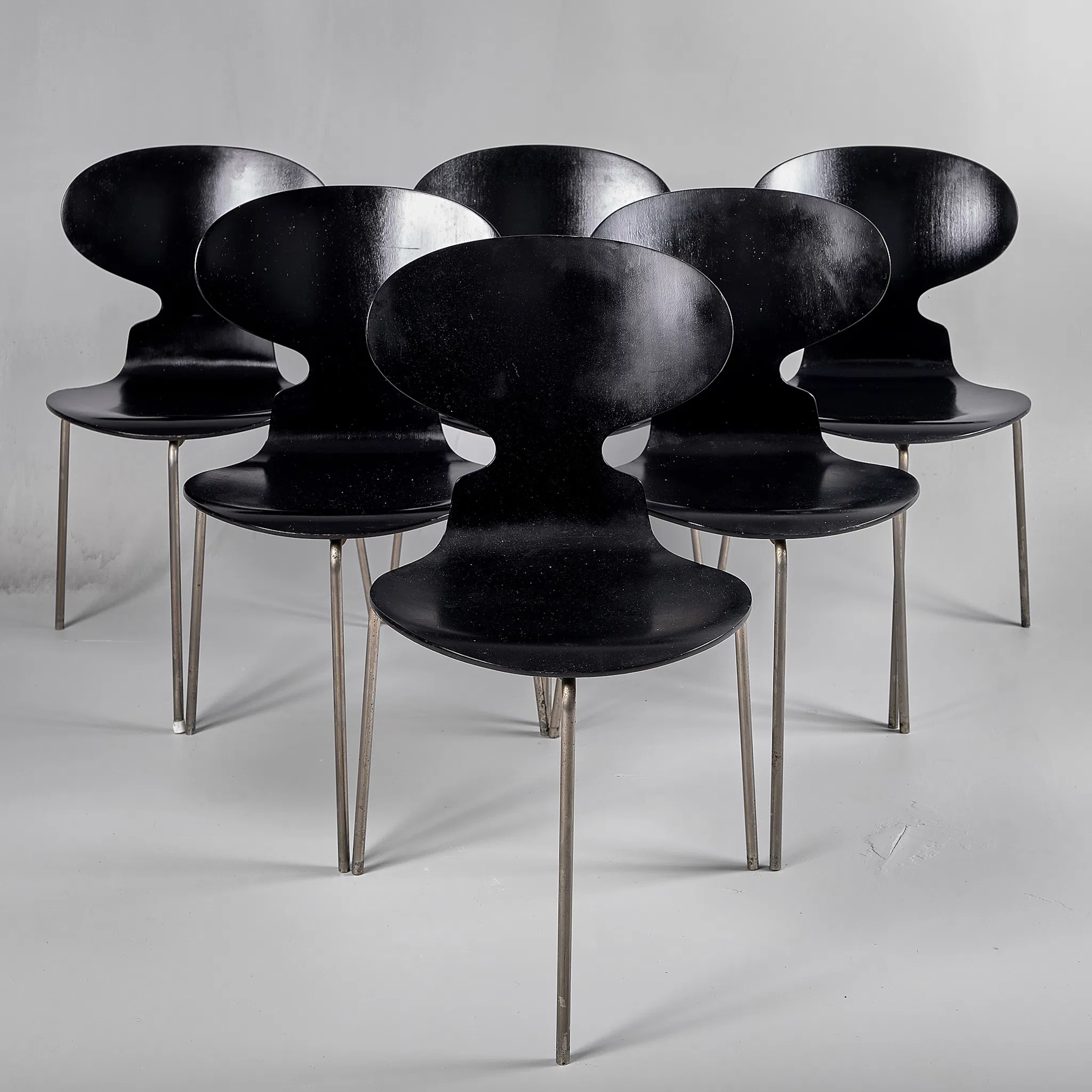 ARNE JACOBSEN. 6 stolar. Myran. Modell 3100. Formgiven 1952. 1950-tal.