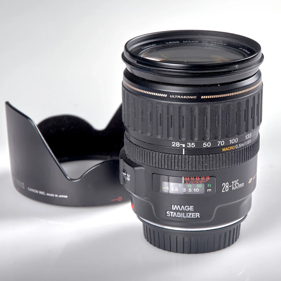 OBJEKTIV. Canon Lens 72 mm EF 28-135 mm 1:3,5-5,6 IS. 1998.