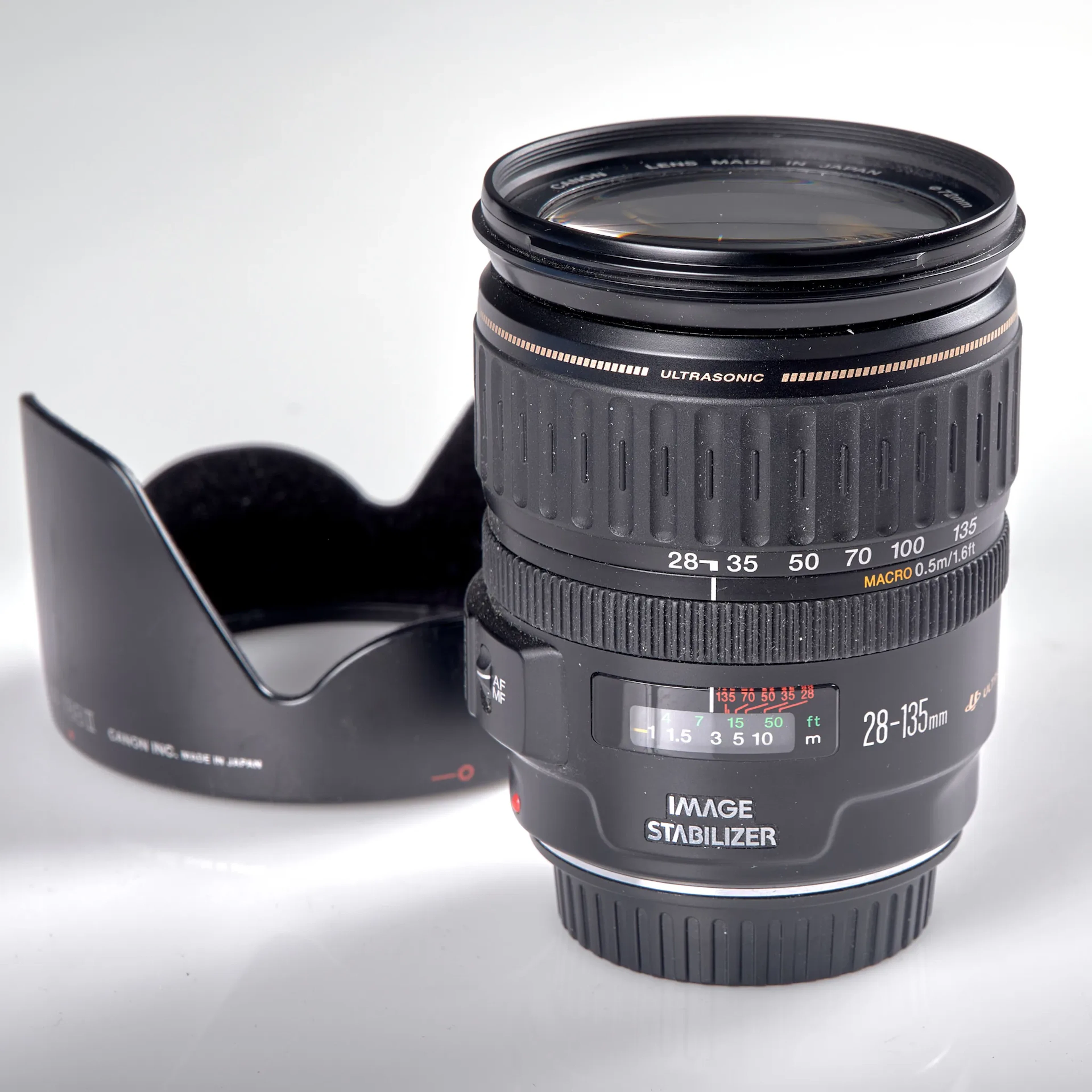 OBJEKTIV. Canon Lens 72 mm EF 28-135 mm 1:3,5-5,6 IS. 1998.