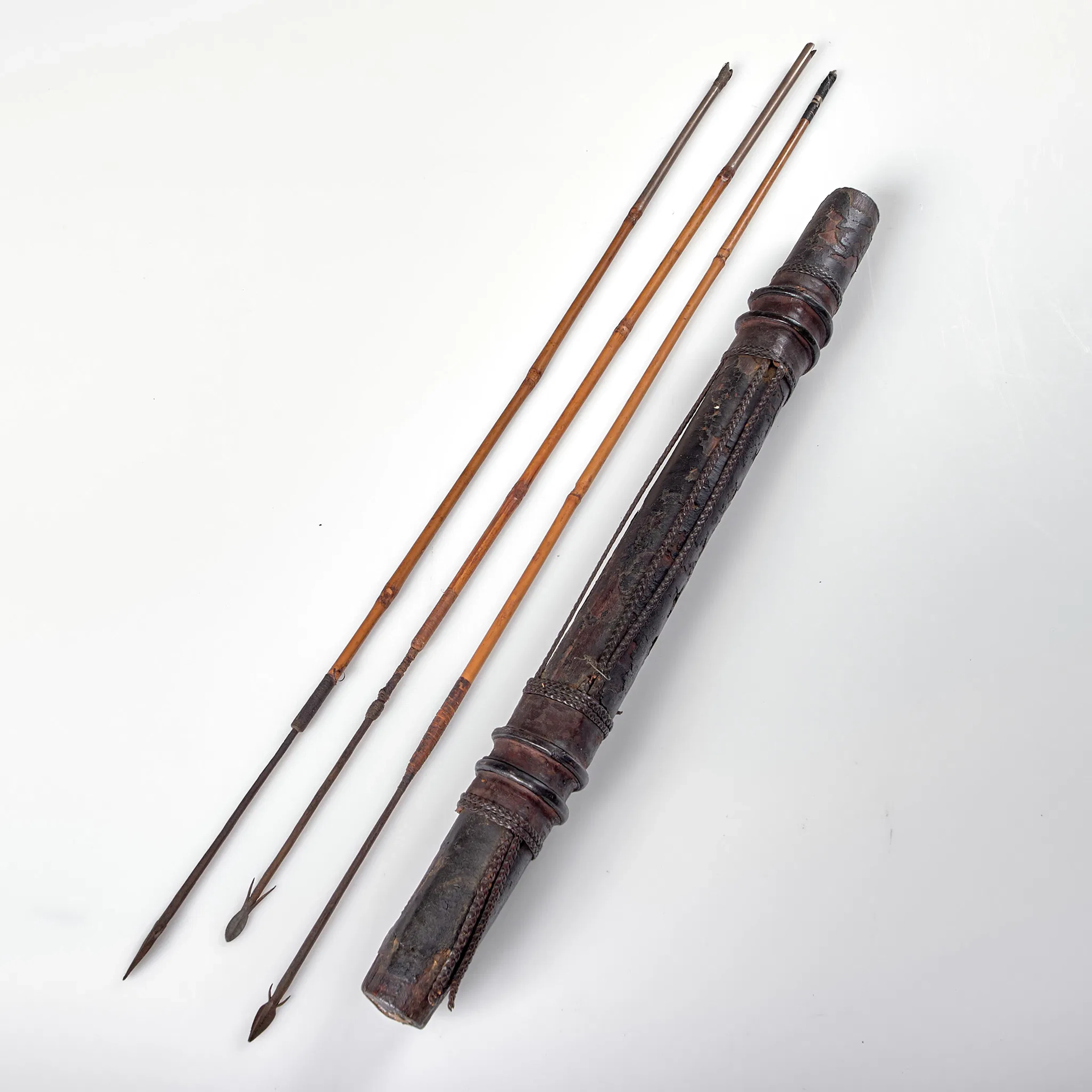 PILKOGER MED TRE PILAR. Läderfodral. Pilar i bambu och metall. Afrika.