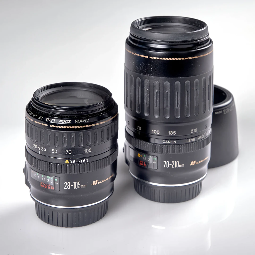 OBJEKTIV. 2 stycken. Canon. EF 28-105 mm 1:3,5-4,5 och EF 70-210 mm 1:3,5-4,5.