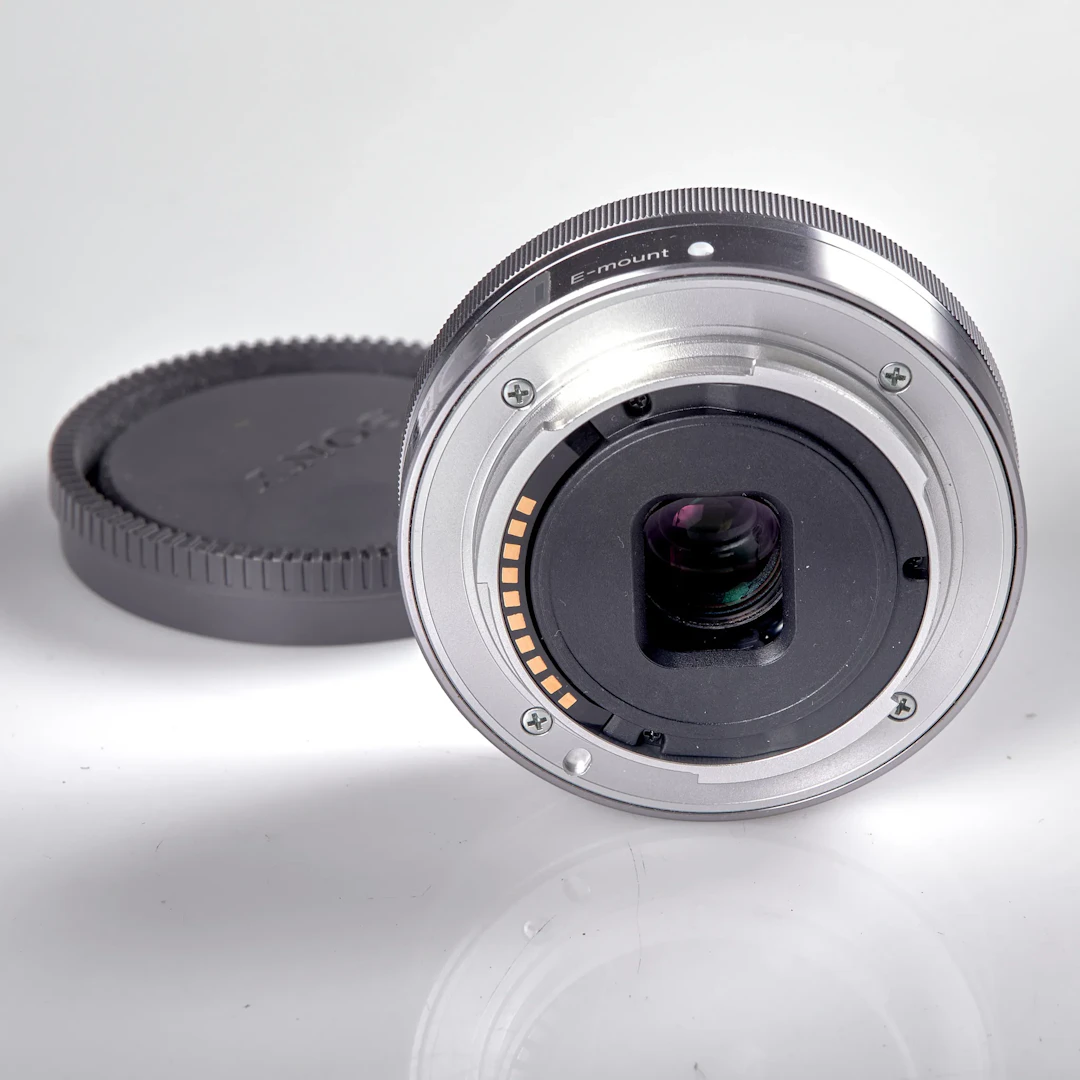 OBJEKTIV. Sony SEL16F28 Model 1125639. 2010.