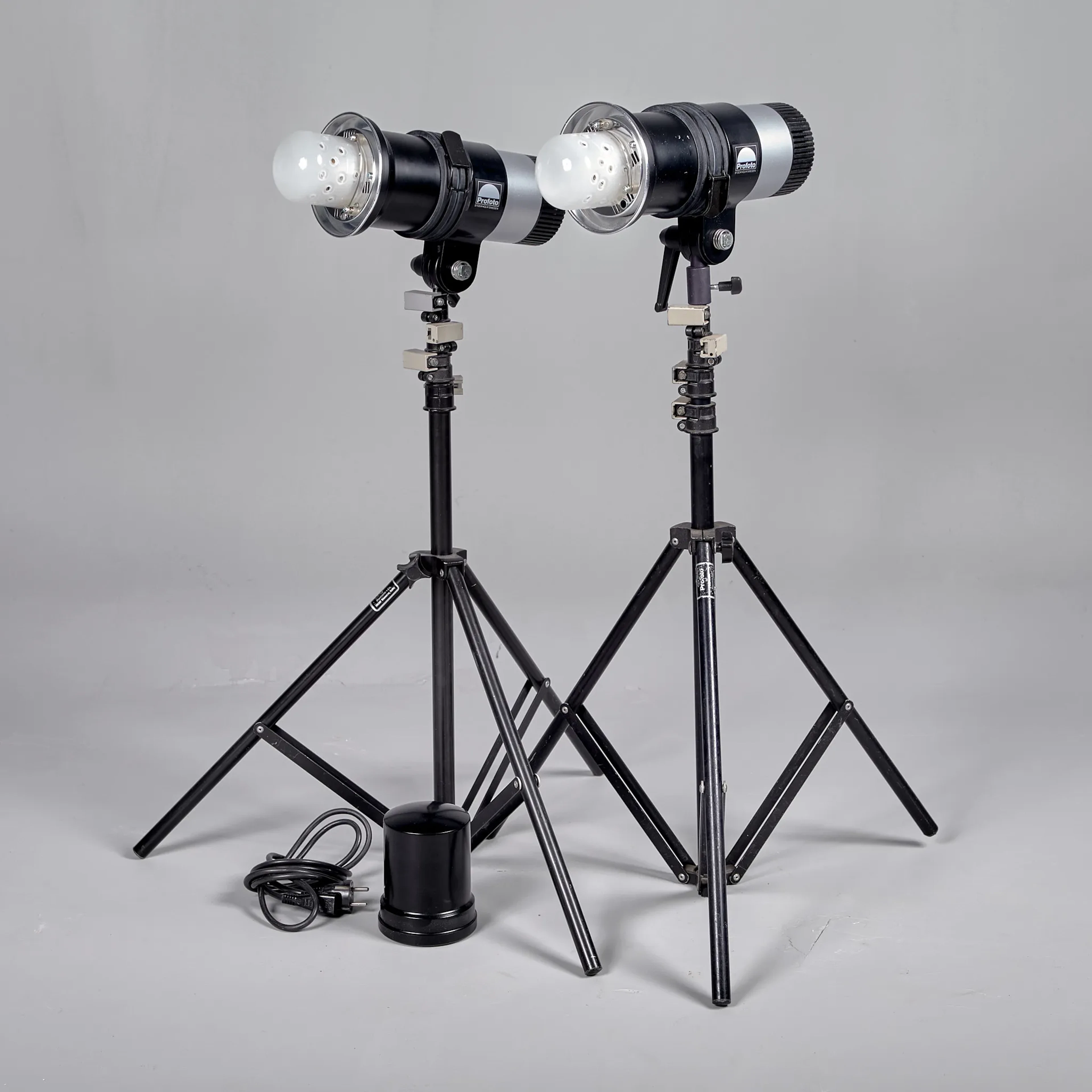 STUDIOBLIXTAR. 1 par. Profoto Propact. 1980-90-tal. 2 stativ medföljer.