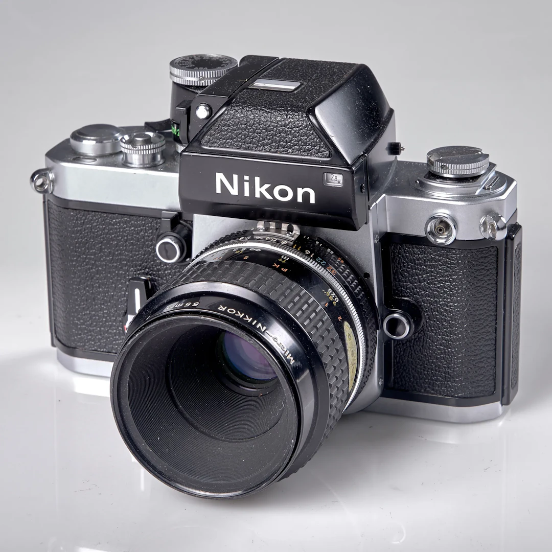 KAMERA. Nikon. F2 7426131. Objektiv. Micro-Nikkor 55 mm 1:2,8 330007. 1970-tal.