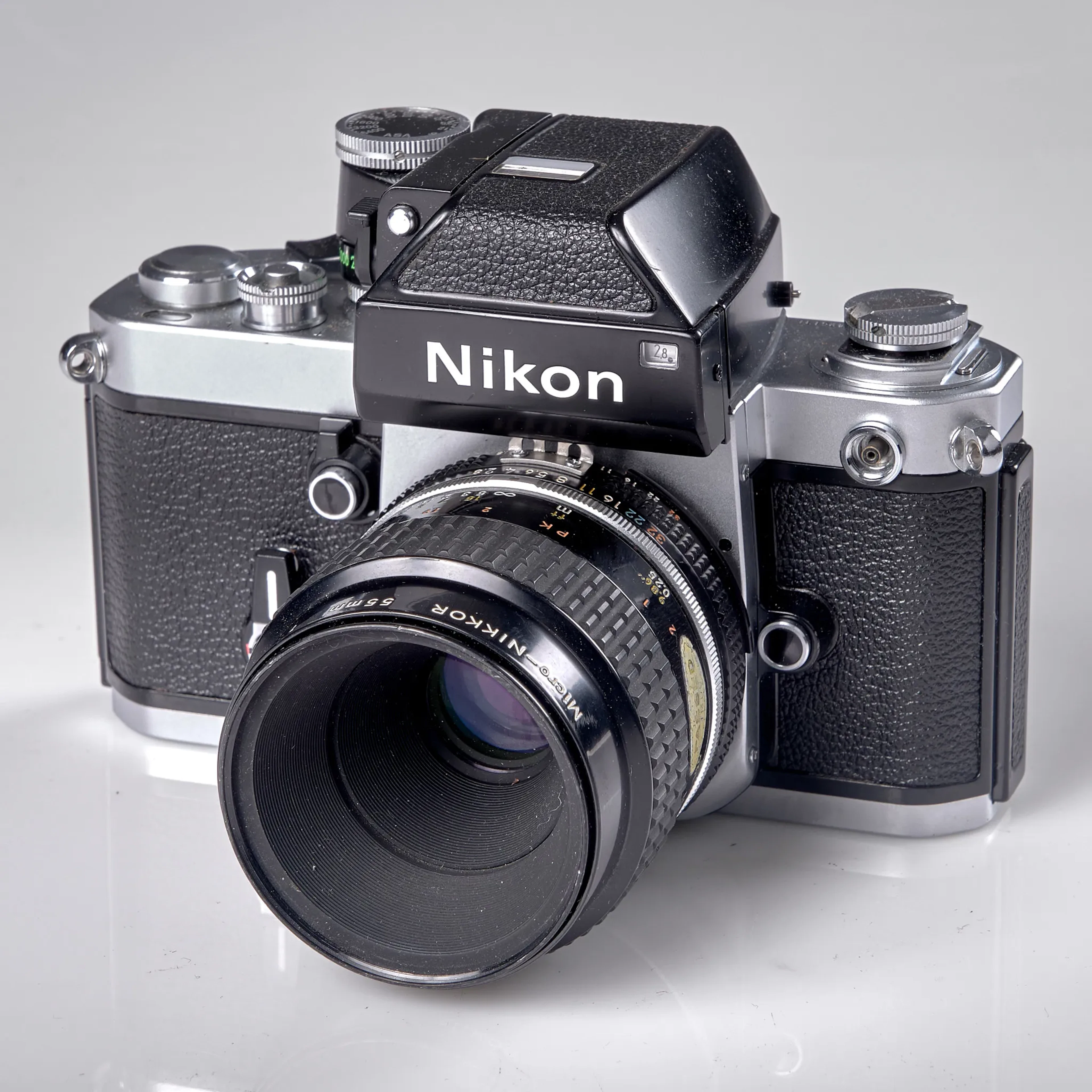 KAMERA. Nikon. F2 7426131. Objektiv. Micro-Nikkor 55 mm 1:2,8 330007. 1970-tal.
