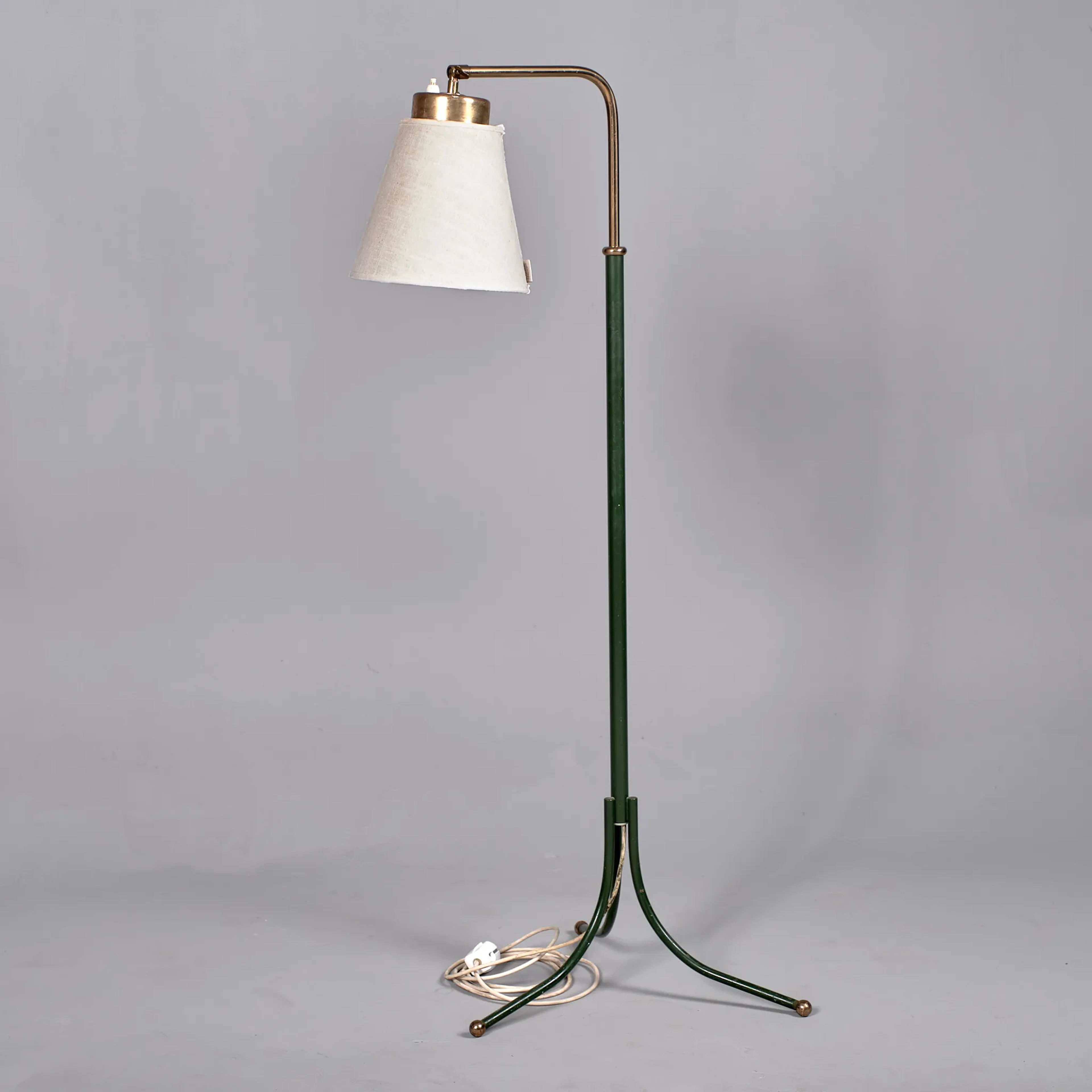 JOSEF FRANK. Golvlampa. Mässing och grönlackerad. Modell 1842. Firma