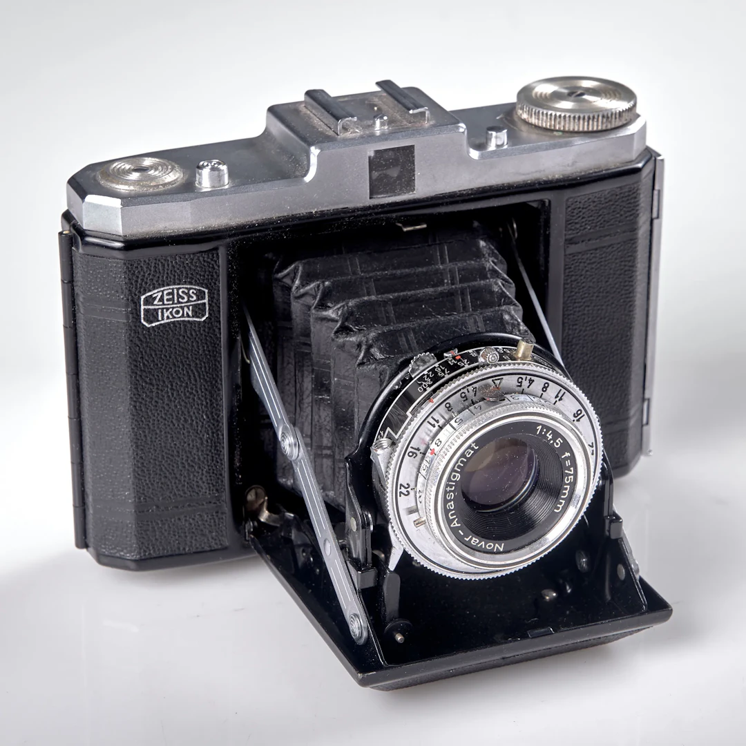 KAMERA. Zeiss Ikon. Novar-Anastigmat 1:4,5 f=75 mm. 1940-50-tal.