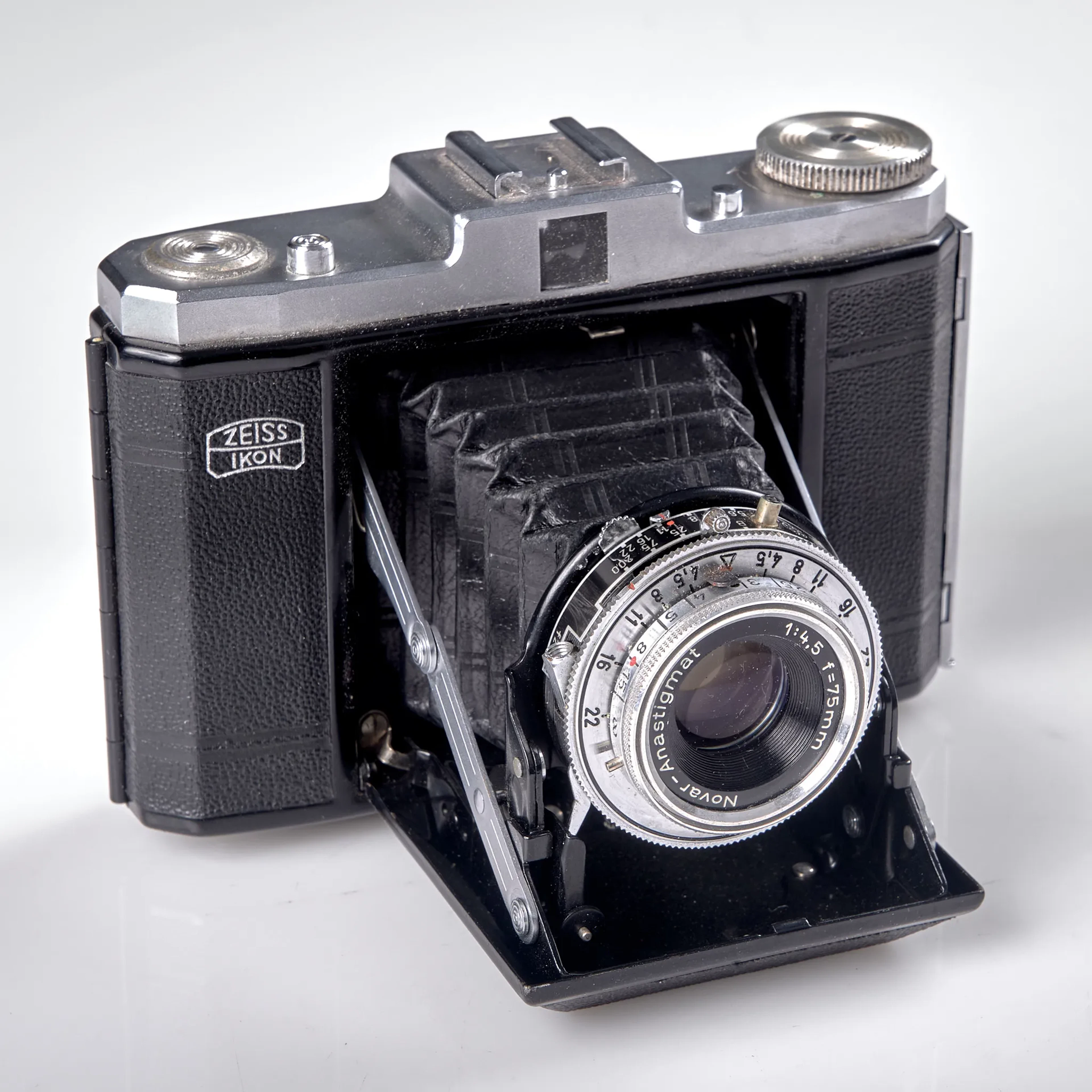 KAMERA. Zeiss Ikon. Novar-Anastigmat 1:4,5 f=75 mm. 1940-50-tal.