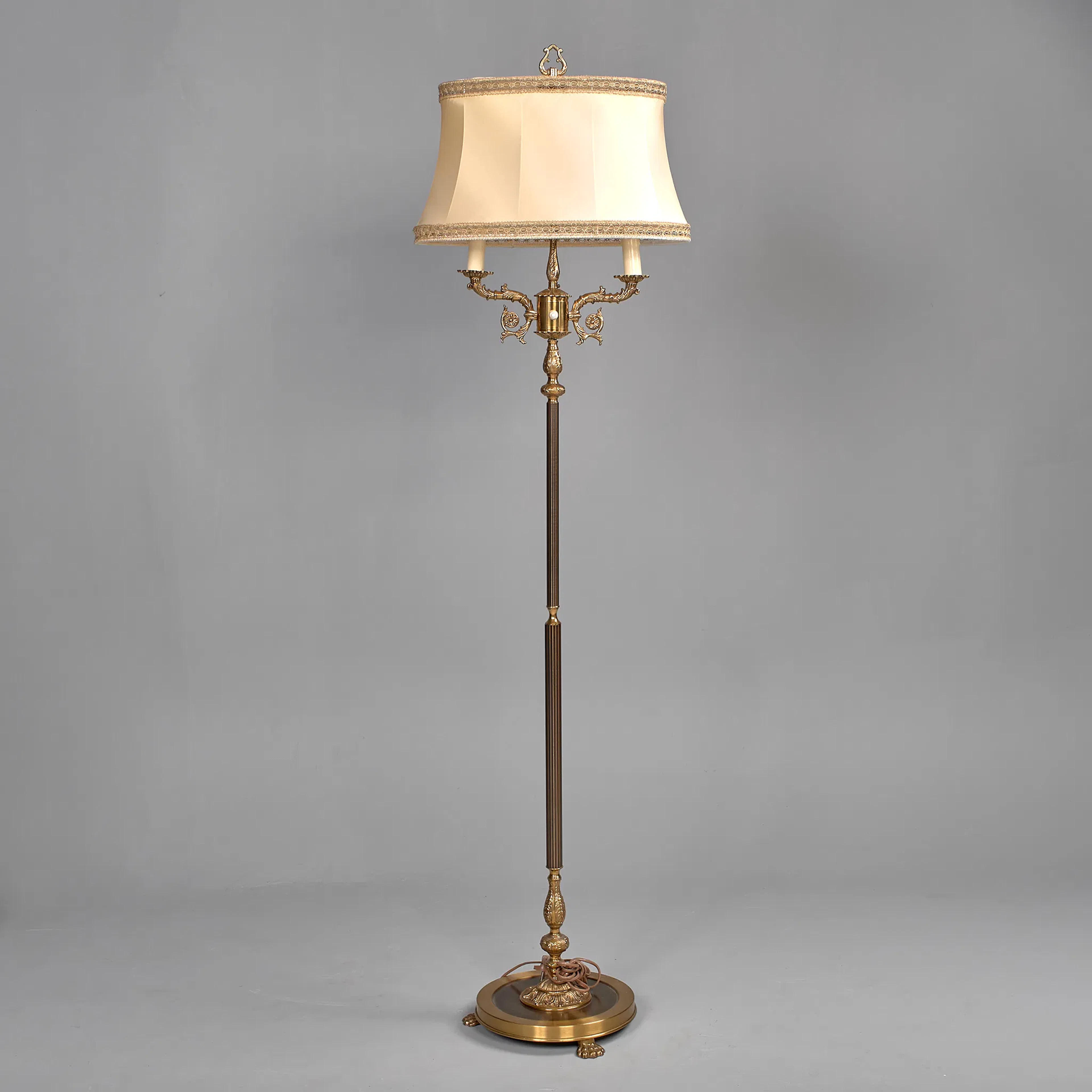 GOLVLAMPA. Mässing. 1900-talets mitt.