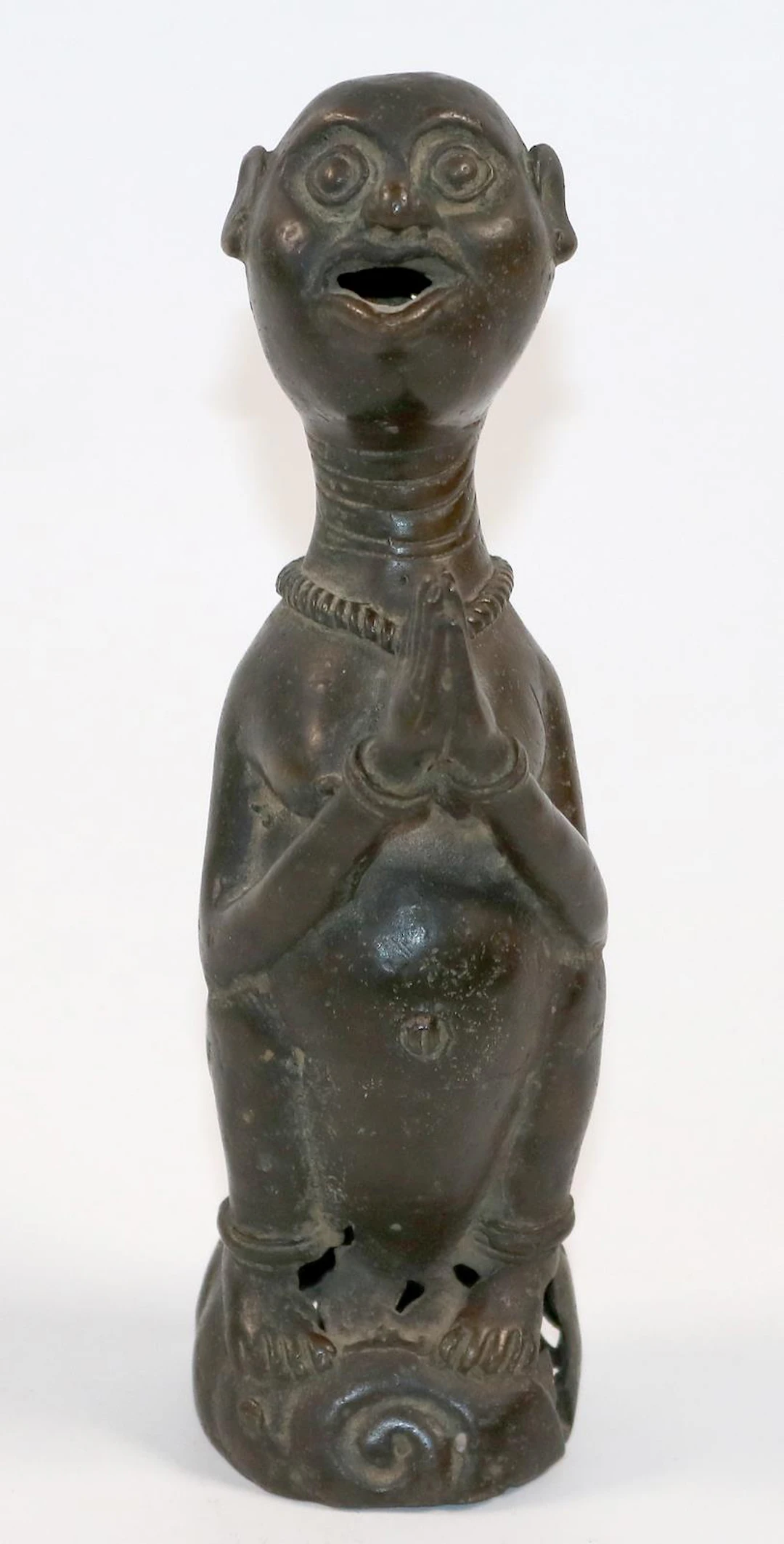Yoruba Nigeria Bronze einer Maternite. Frauenfigur mit gefalteten Händen
