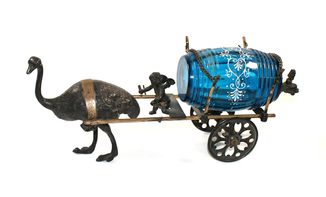 Straußenkutsche mit Engel als Kutschfahrer. Wagen mit blauem