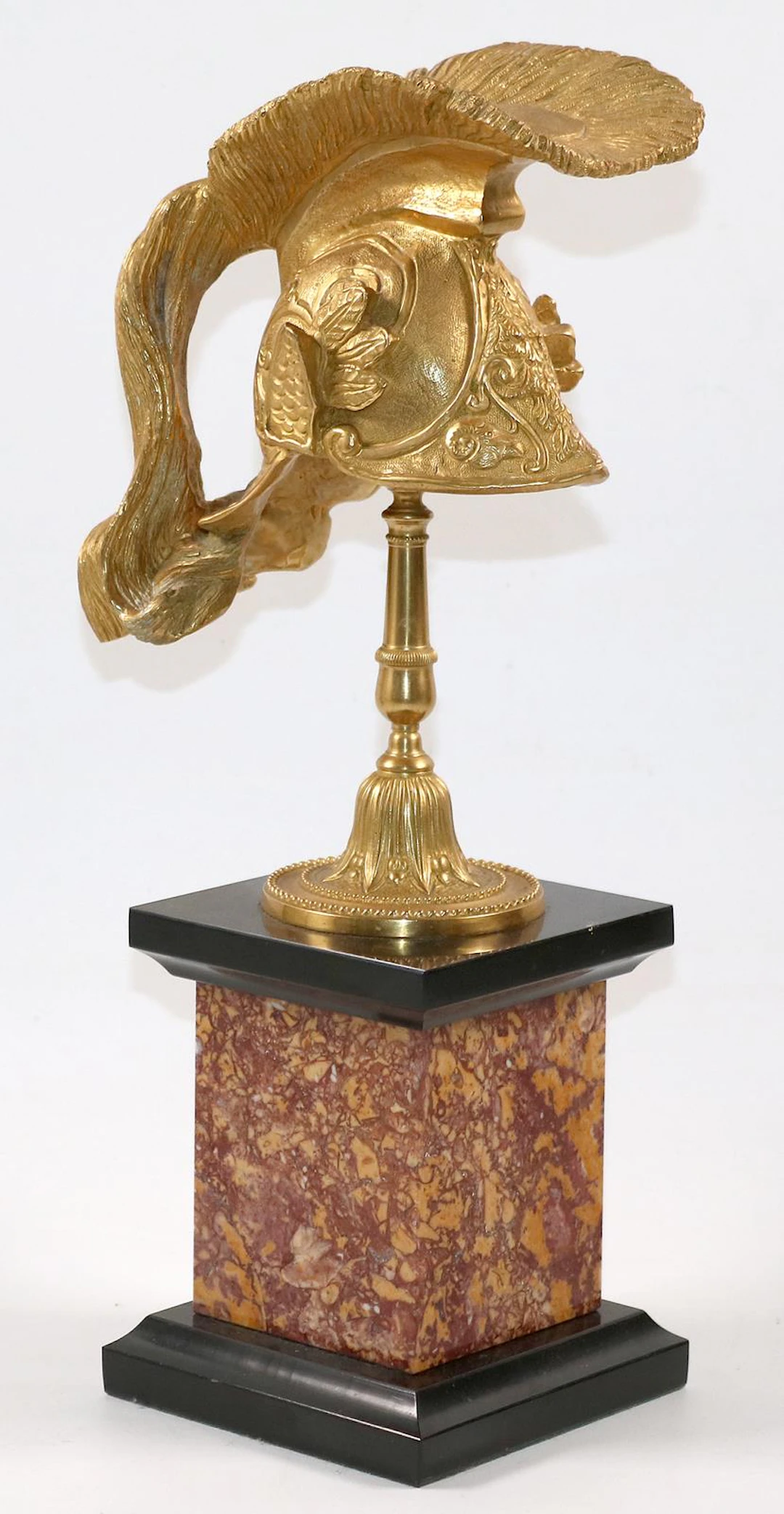 Römischer Helm auf Marmorplinthe. Prächtiger