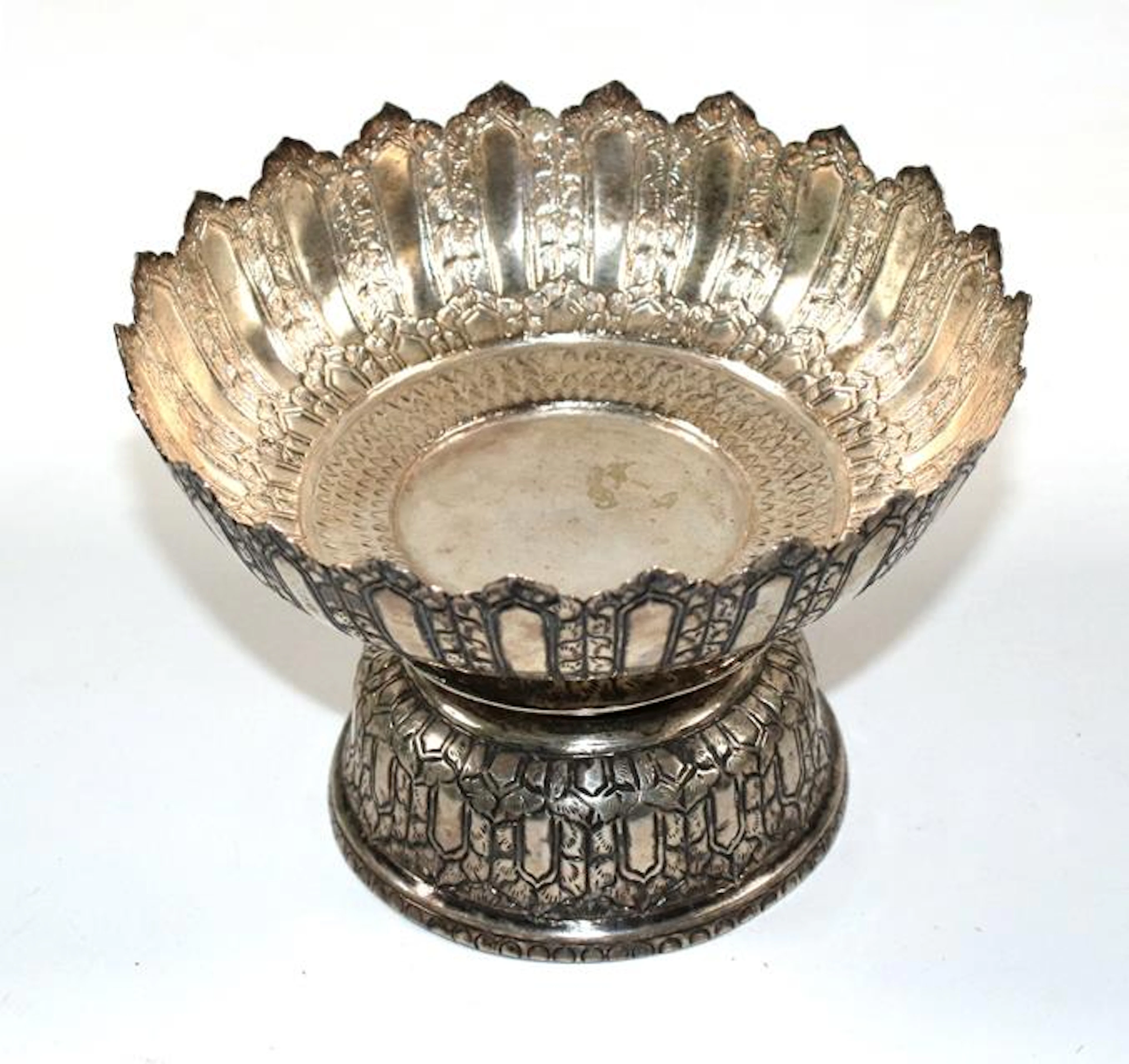 China Silberschale in Form einer Lothosblüte. Wohl um 1900. Gestempelt