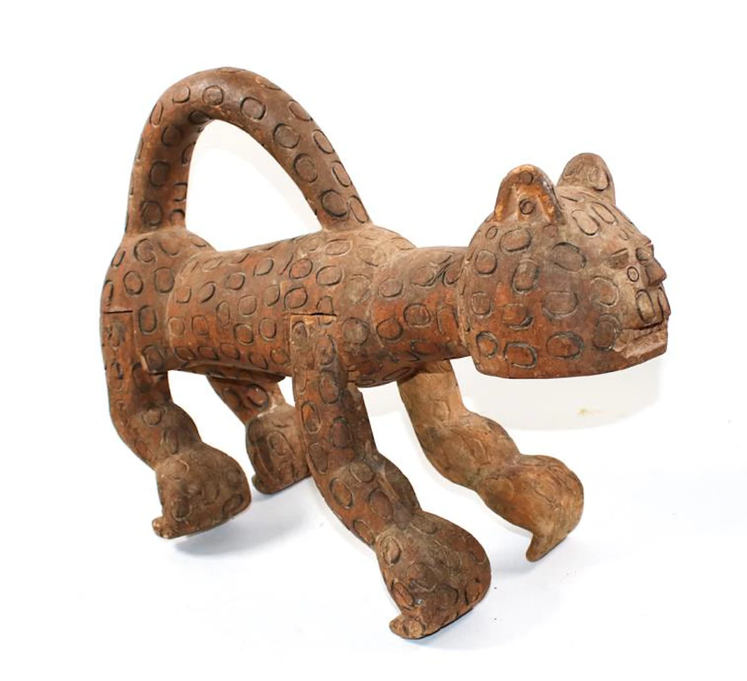 Benin, Leopard Holz geschnitzte Figur mit angesetzten Beinen