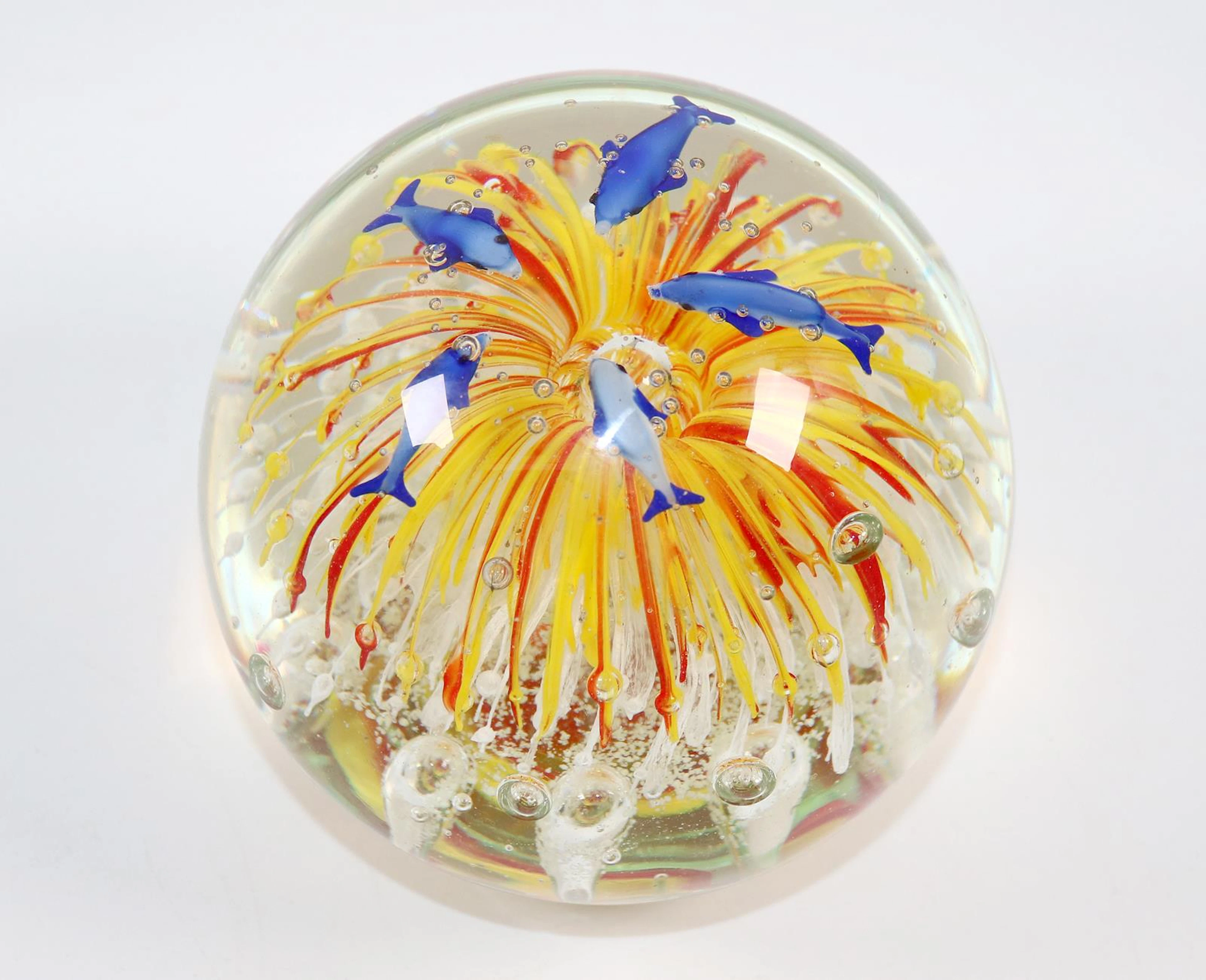 Paperweight Aquarium. Großer Briefbeschwerer mit Delphinen u. prächtigem Dekor