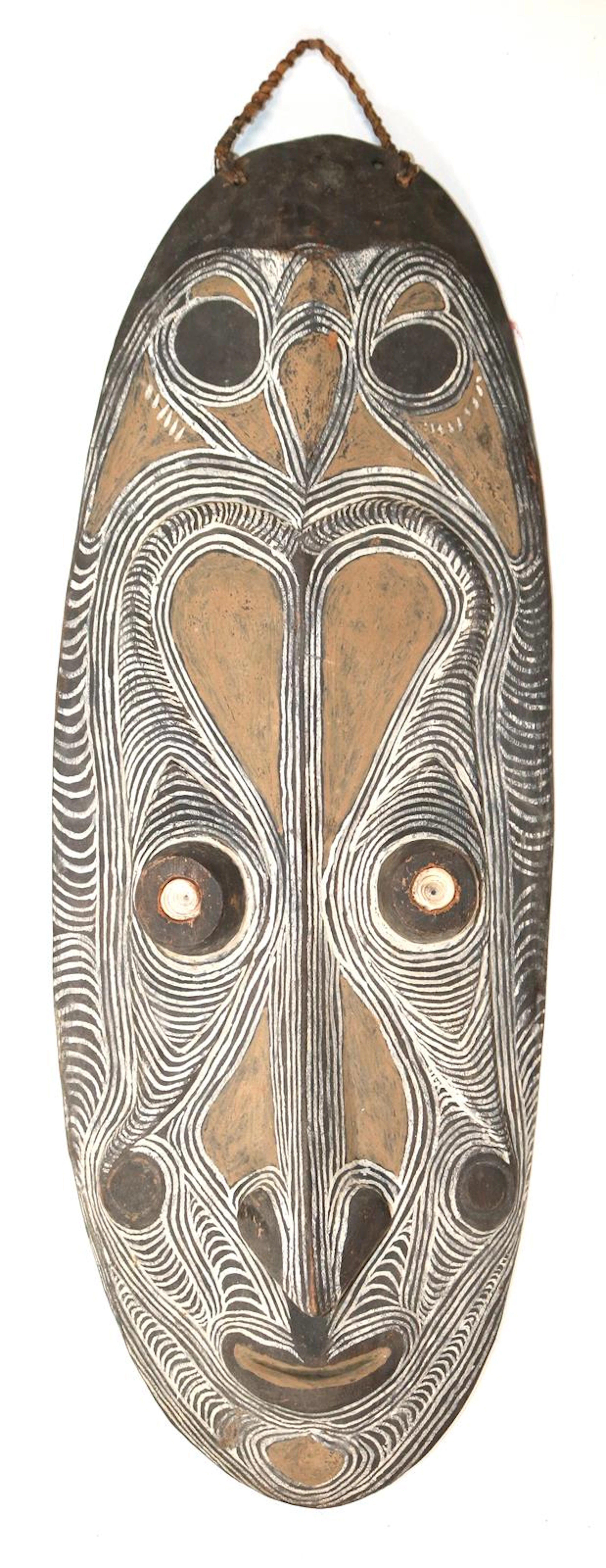 Maske Papua Neuguinea. Längsovoide Maske mit schwarzer u. weißer Farbpigmentieru