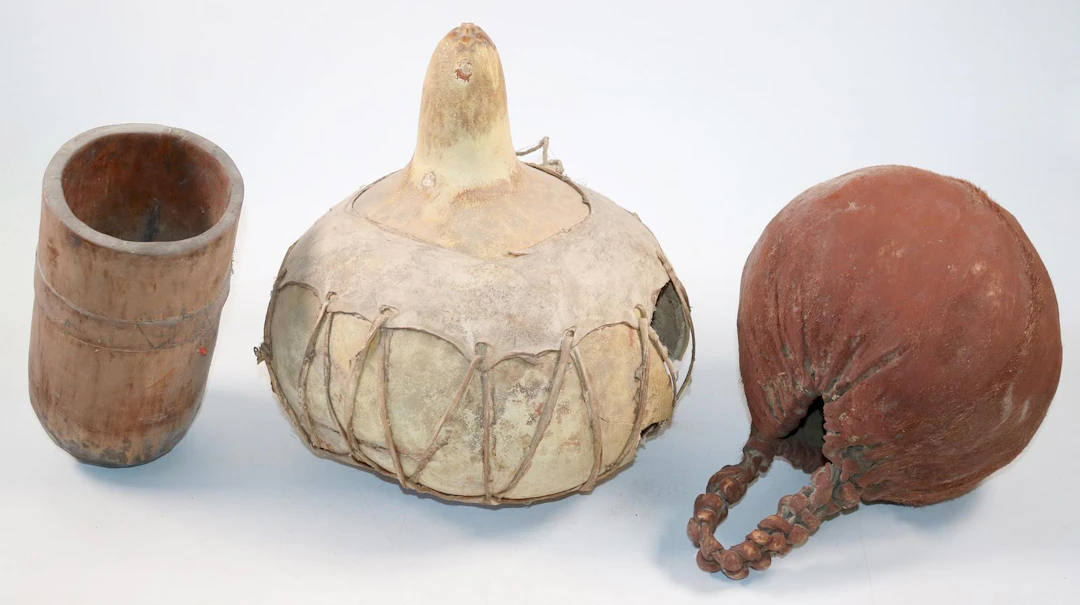 Gefäße u. Schalen. Sammlung aus 8 Gefäßen in u.a. Keramik