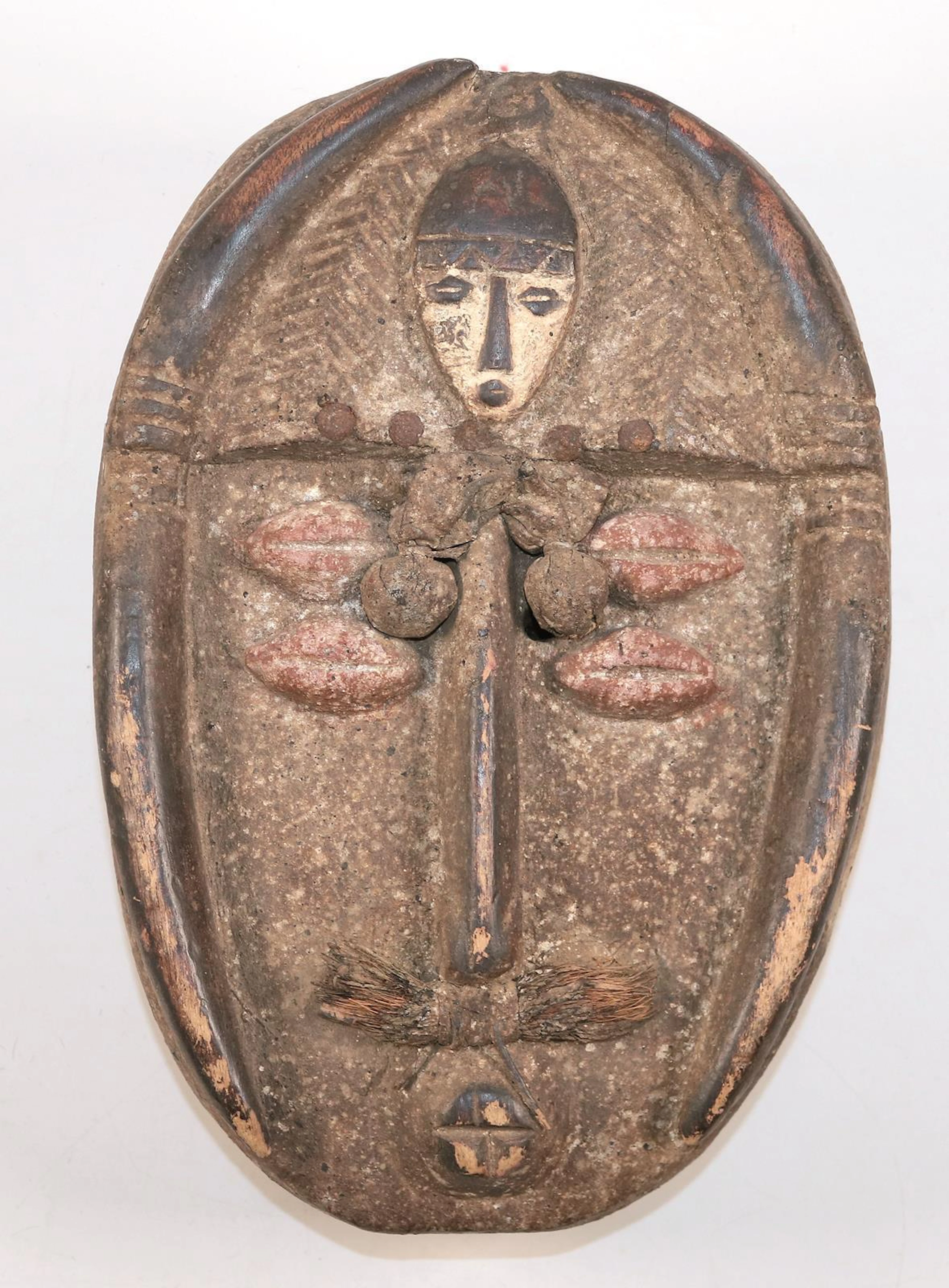Fang o. Kota Gabun. Ovoide Holzmaske. Mittig Ngil Figur die die Nasen