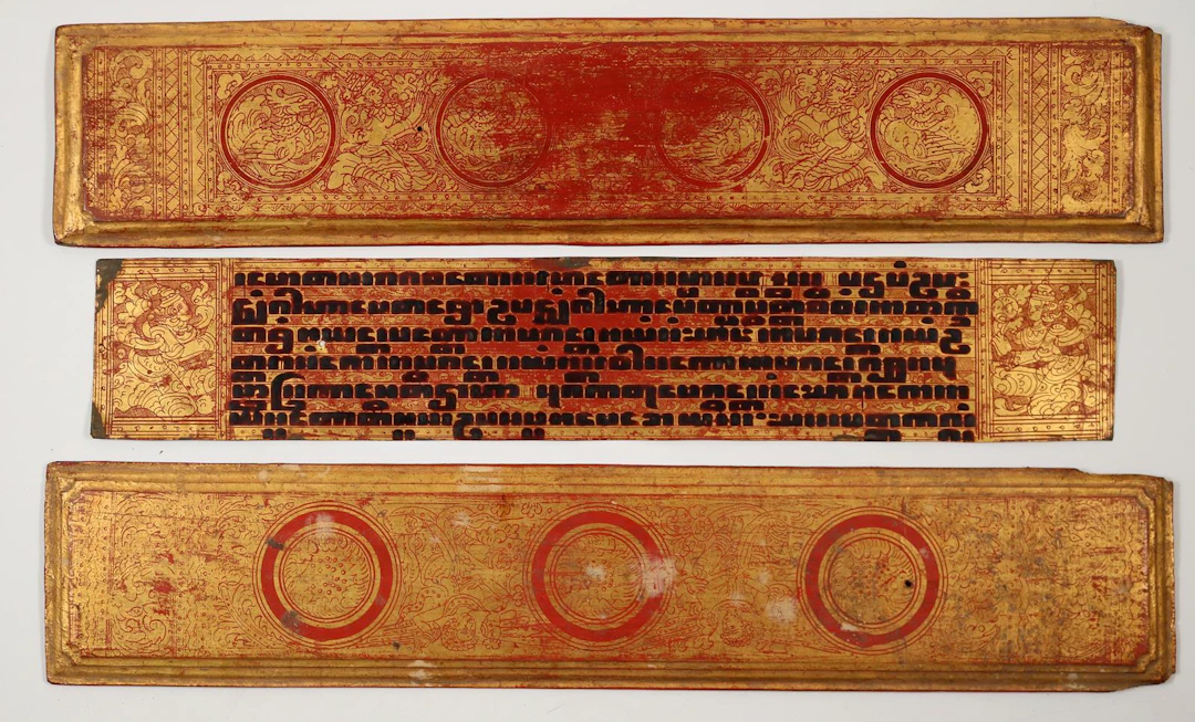 Birmanische Kammavaca Handschrift auf mit Rotlack überzogenen Palmblättern