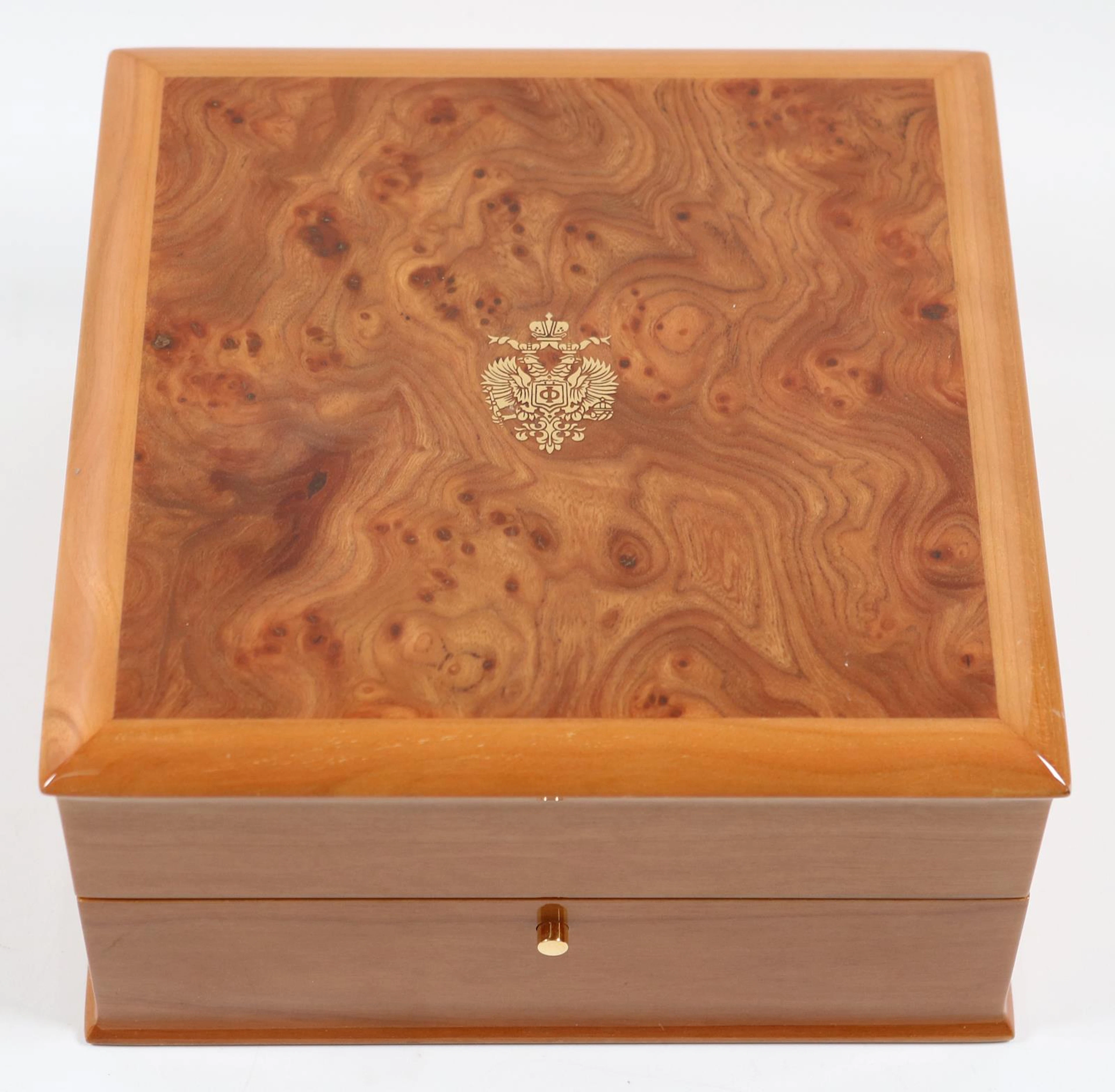 Faberge. Exklusive Schmuckschatulle mit 7 Fächern zur Schmuckaufbewahrung.