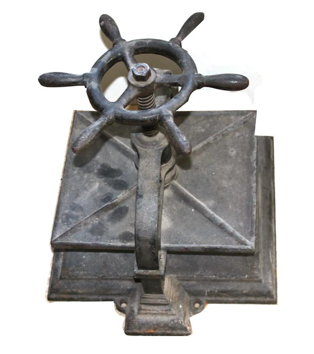 Buchpresse. Gusseiserne Presse um 1900 mit Drehrad in Form eines Steuerrades