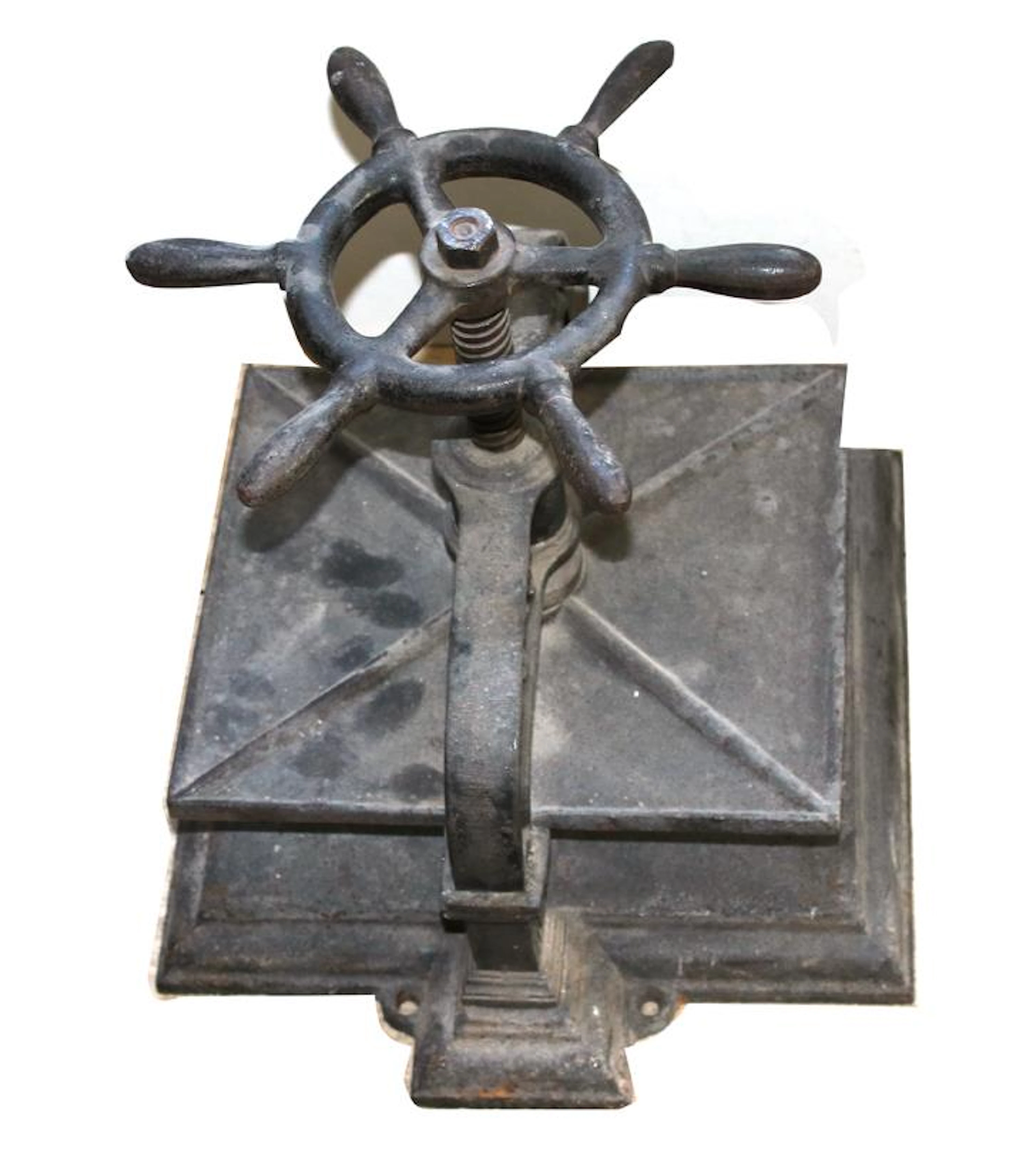 Buchpresse. Gusseiserne Presse um 1900 mit Drehrad in Form eines Steuerrades