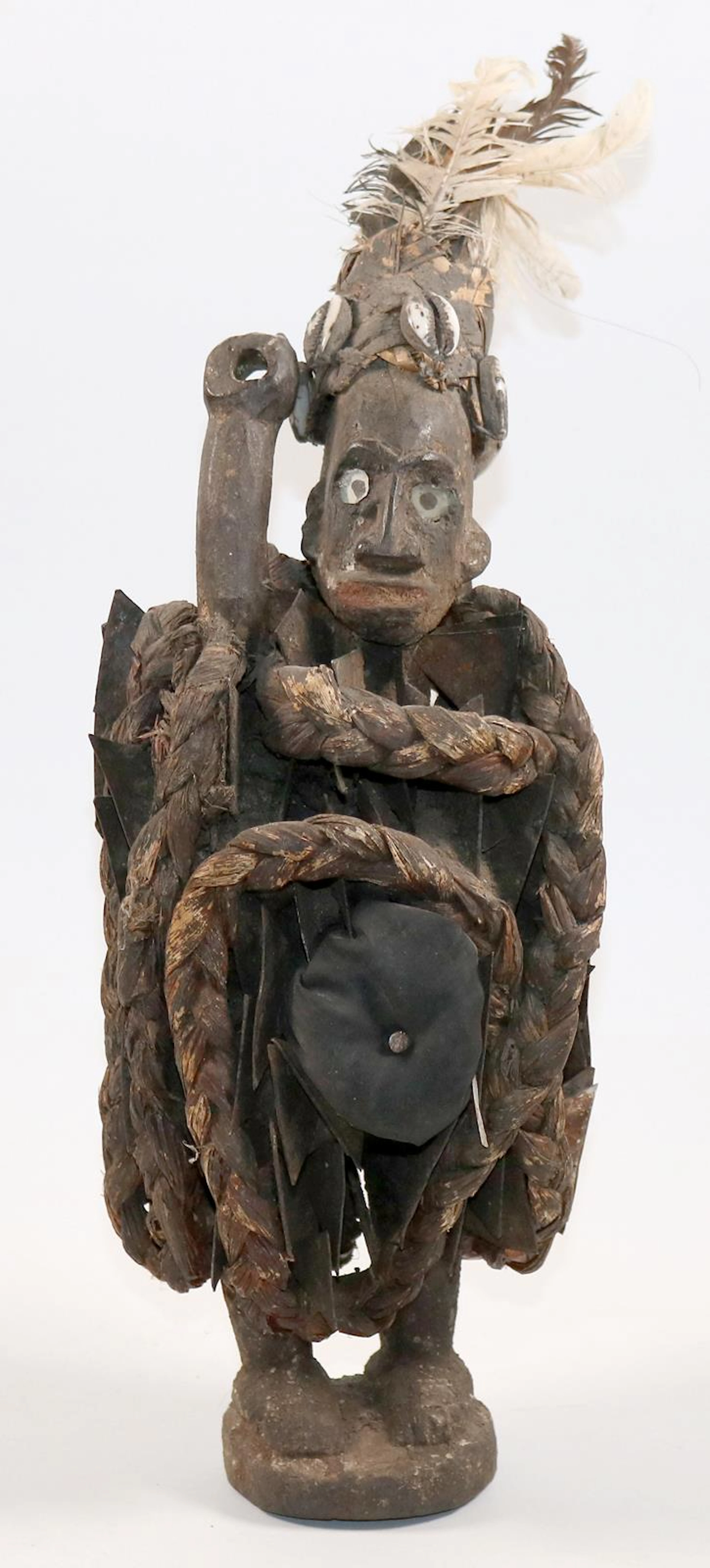 Nkisi Kongo Bakongo. Nagelfetisch mit Bast u. Klingen. Bauchkasten