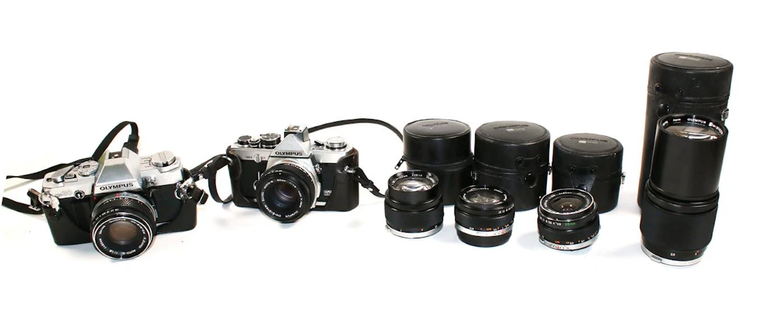 Olympus. Sammlung aus 2 Kameras u. 6 Objektiven: OM-2 u. OM30
