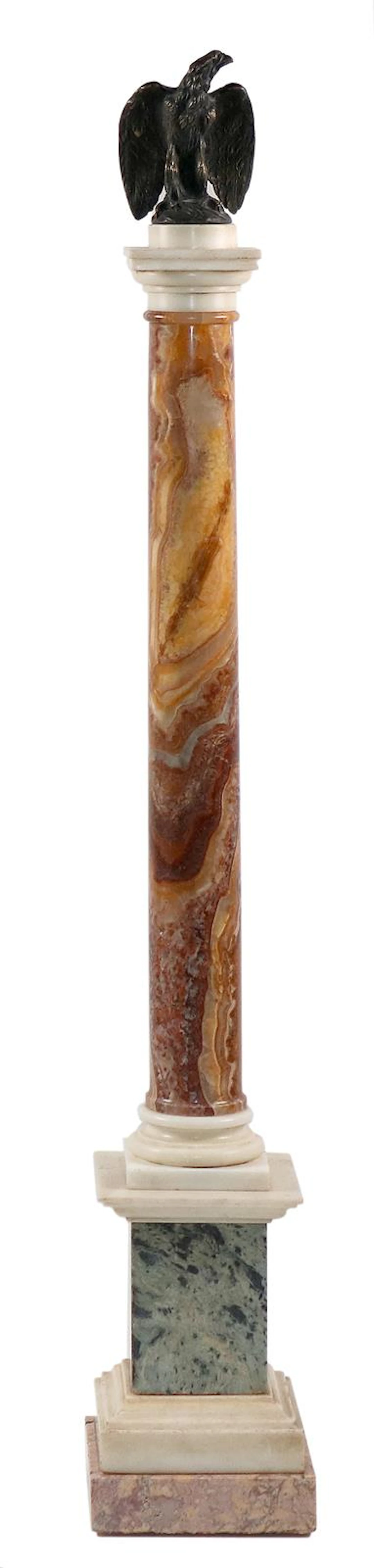 Neoklassizistische Säule aus rotem