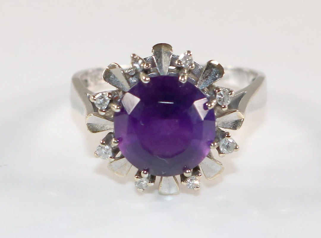 Brillant- Amethystring 585 WG. Feiner Damenring mit blütenförmigem