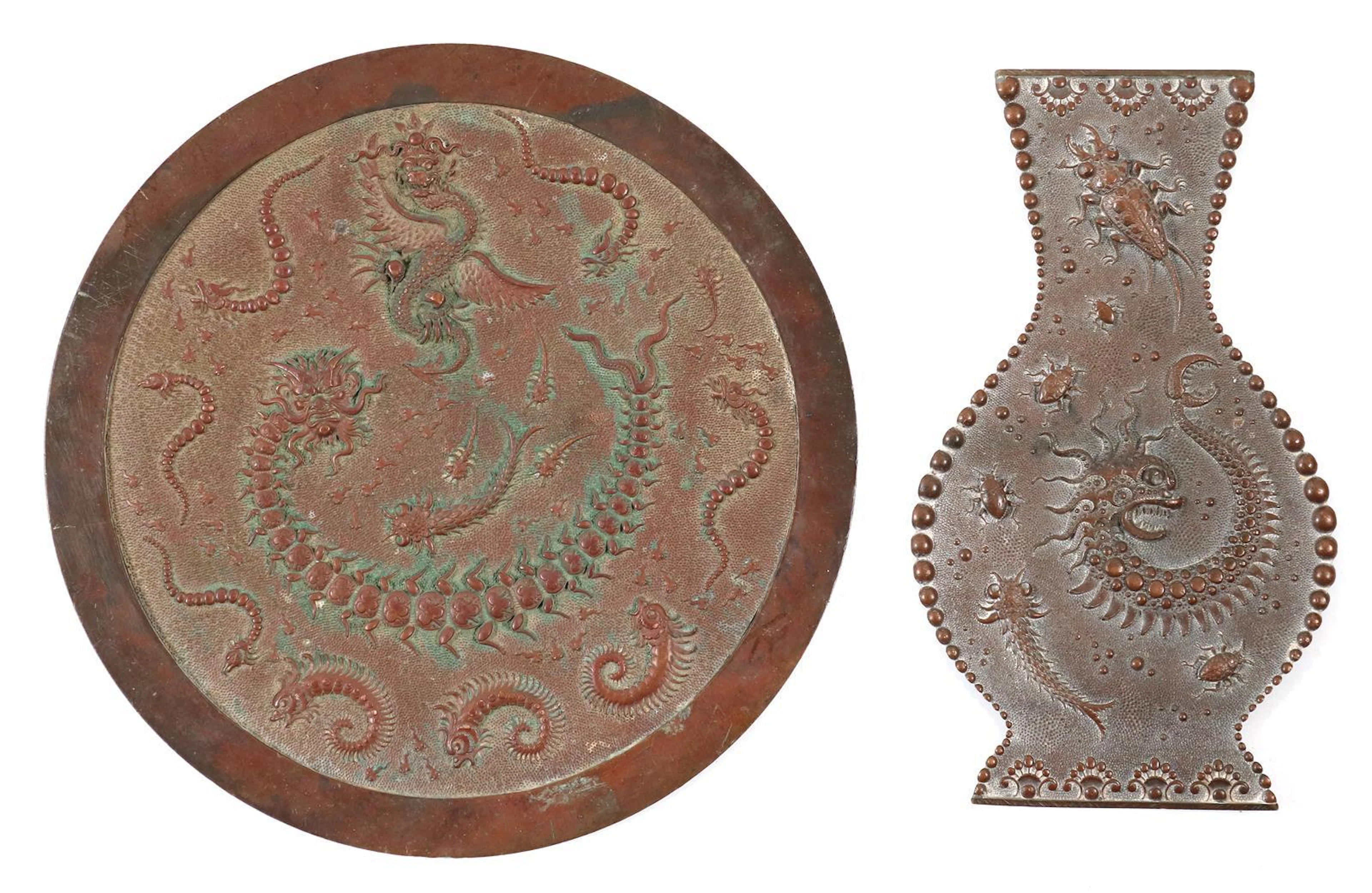 Paar Bronzen wohl Japan Meiji Periode. Bronzeapplike u. Teller mit