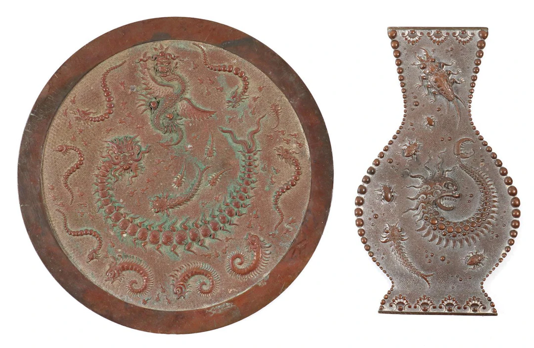 Paar Bronzen wohl Japan Meiji Periode. Bronzeapplike u. Teller mit