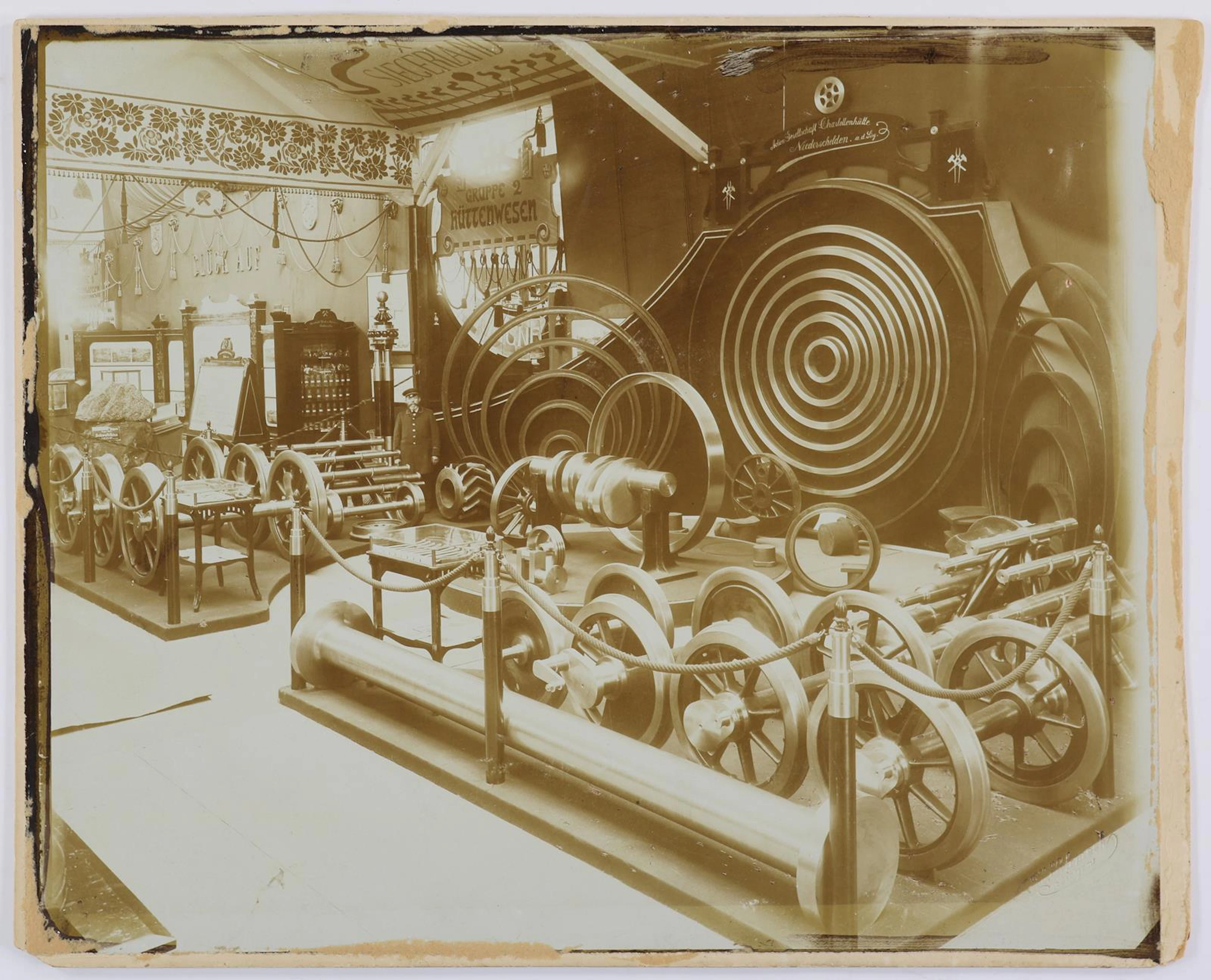 Eisenbahnräder. Photographie der Charlottenhütte anlässlich der Metallurgie
