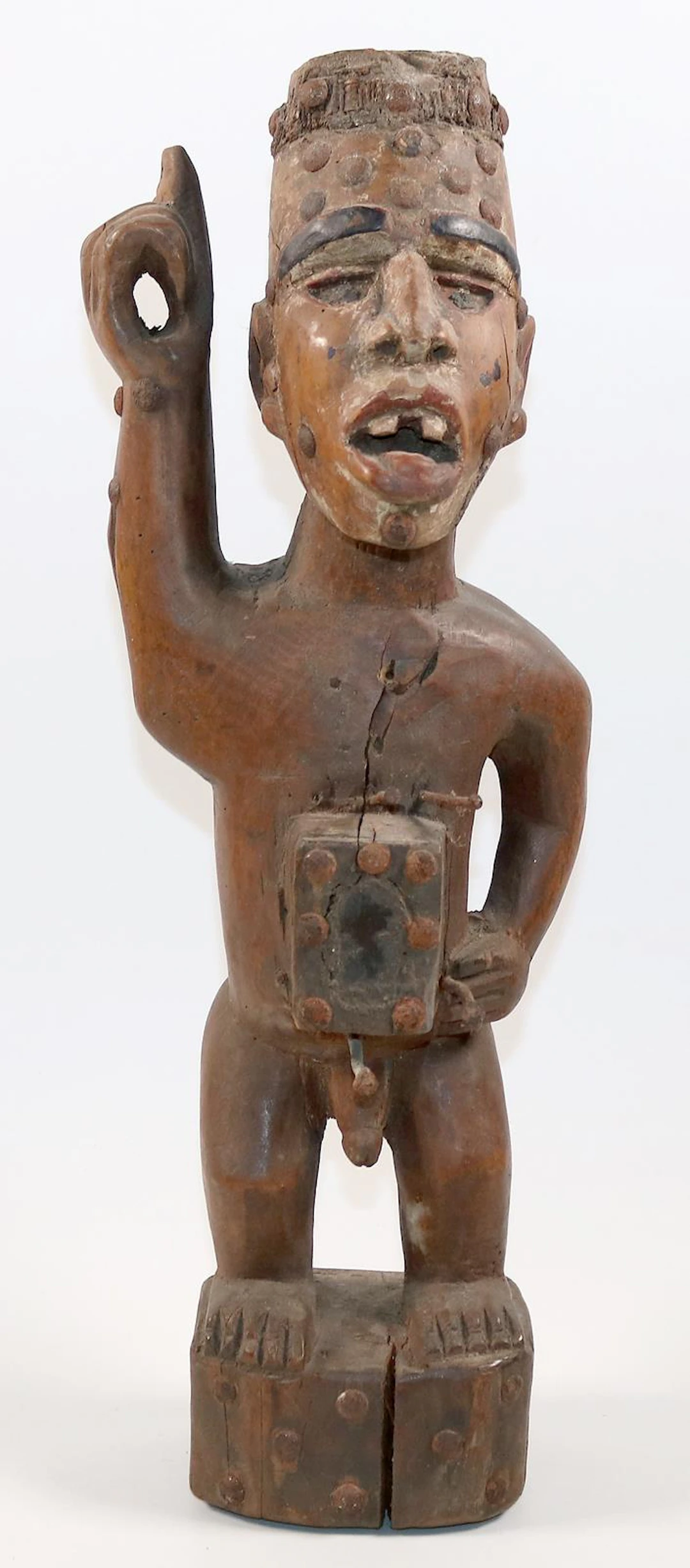 Nkisi, Nkonde Zauberfigur. Stehende Figur mit verglastem Bauchkasten