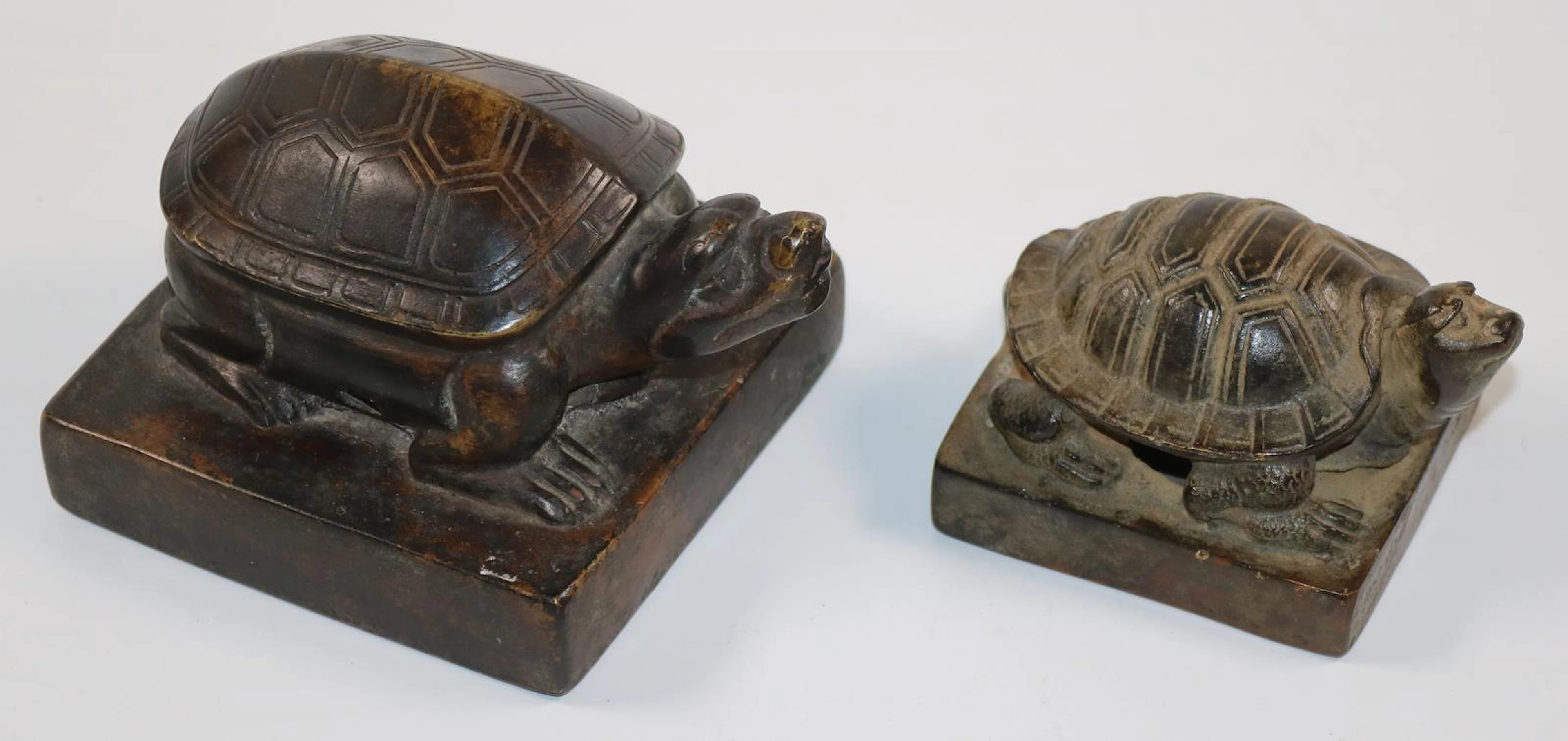Longgui. China paar große Bronzesiegel mit der Drachenschildkröte.