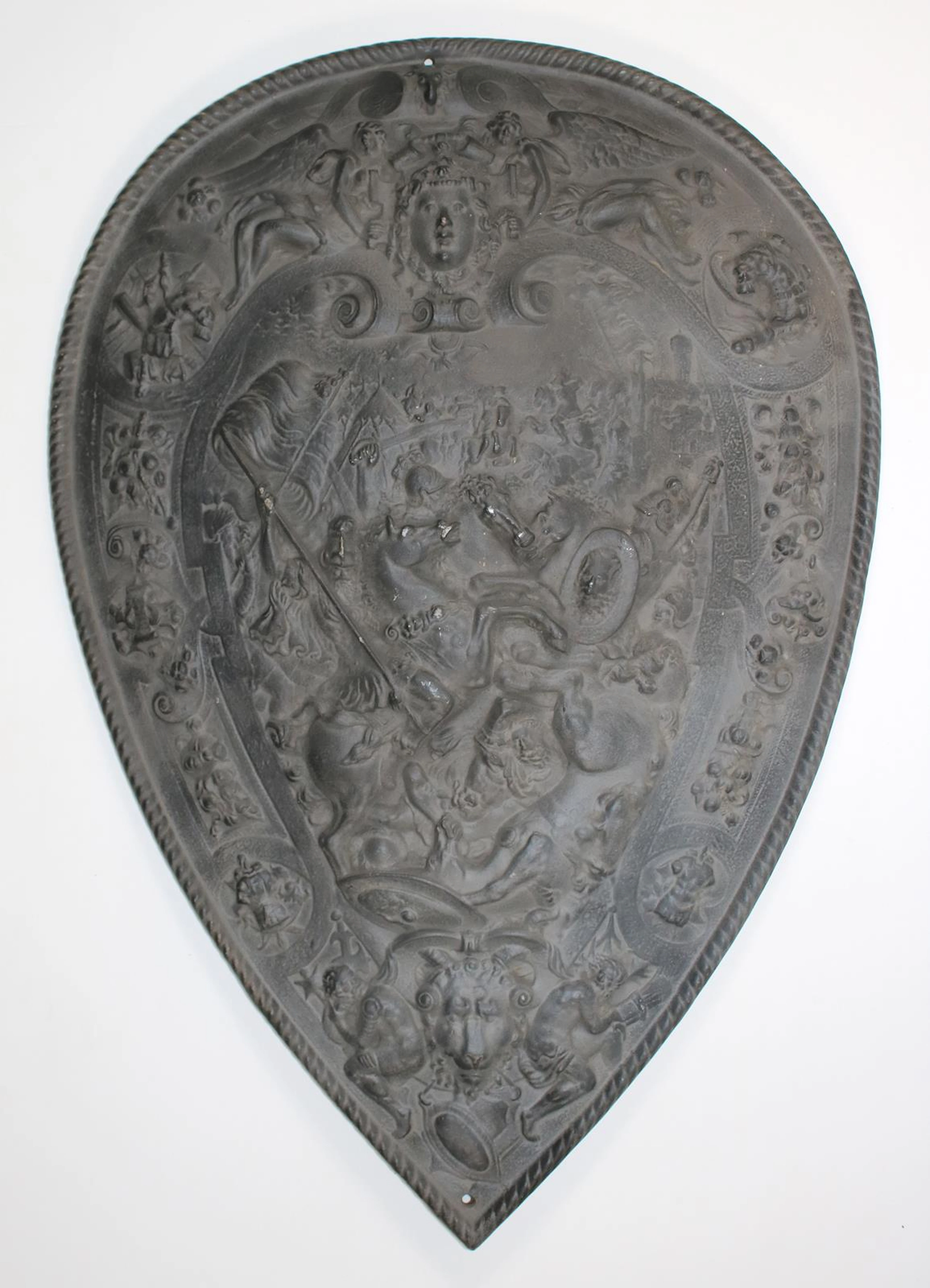 Historismus Eisenschild mit Maskarons u